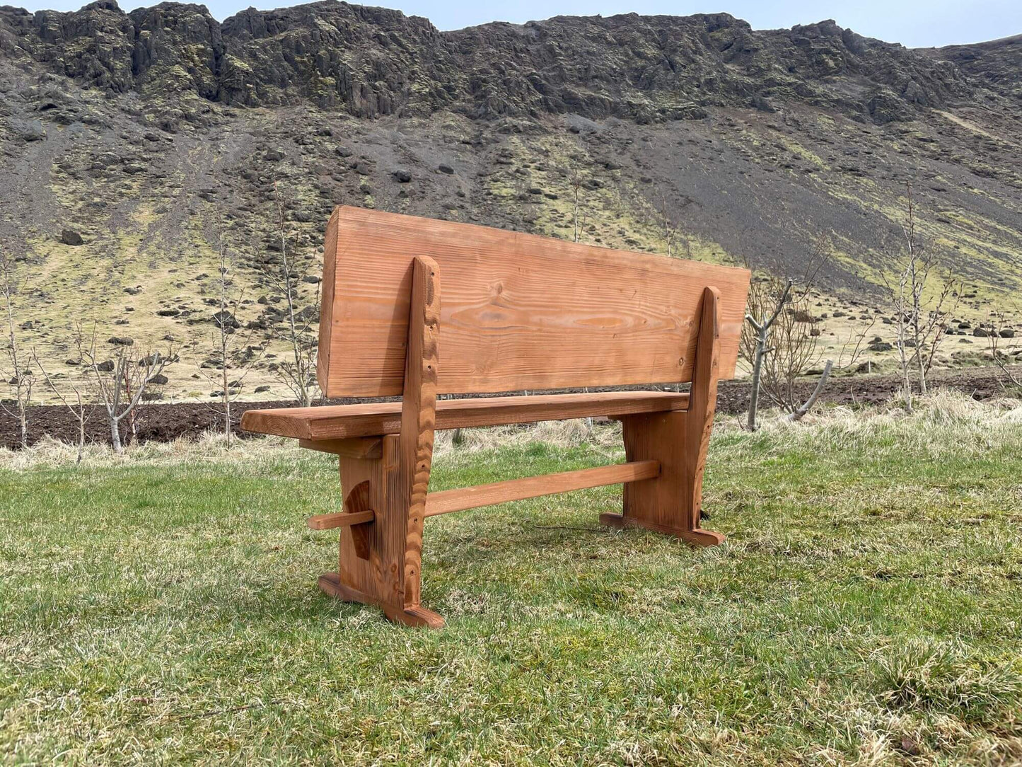 Freyr garðbekkur úr Douglasgreni í náttúrulegu umhverfi, endingargóður trébekkur fyrir íslenskt veðurfar.