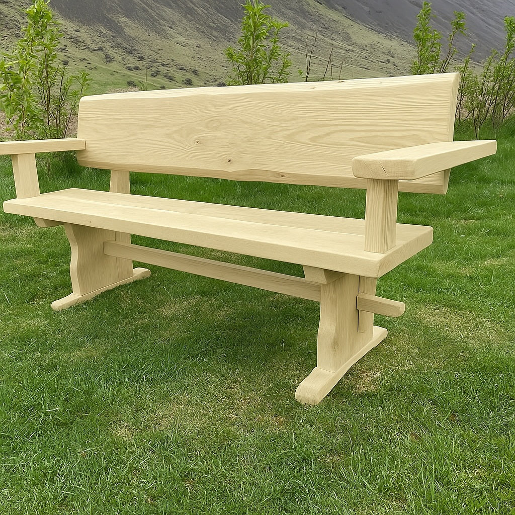 Garðbekkur með örmum úr eik, ljós og fallegur viður og skandinavísk hönnun sem sameinar styrk, fegurð og mjög langa endingu.