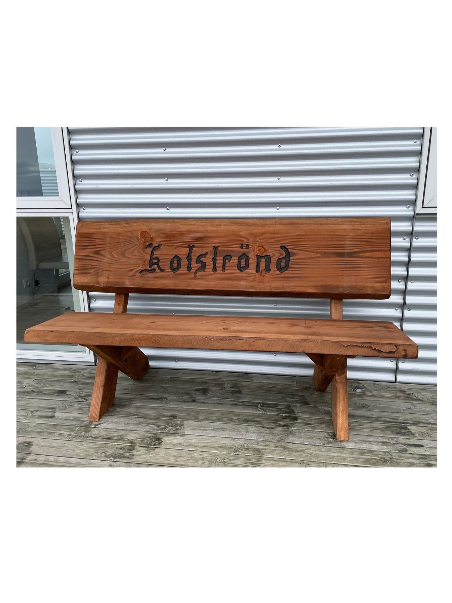 Bekkur með krossfótum í Douglasgreni og áritun í baki – Glúmur frá Lyngur.is, handsmíðaður í Danmörku úr skandinavískum harðviði, hannaður fyrir íslenska náttúru og norræna fegurð.