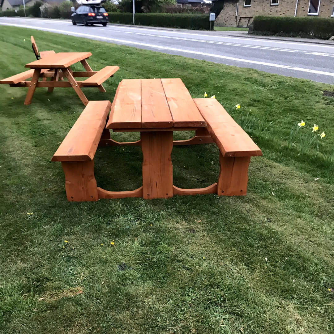 Mímir fallegur borðbekkur úr Douglas harðviði – borð og bekkir með náttúrulegum köntum og auðveldu aðgengi.