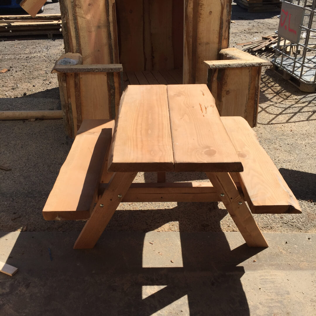 Óli prik barnaborð og bekkur úr Douglasgreni – handsmíðað borð í barnastærð með sléttu og öruggu yfirborði. Sterk og stöðug útihúsgögn sem henta leiksvæðum, leikskólum og sumarhúsum.