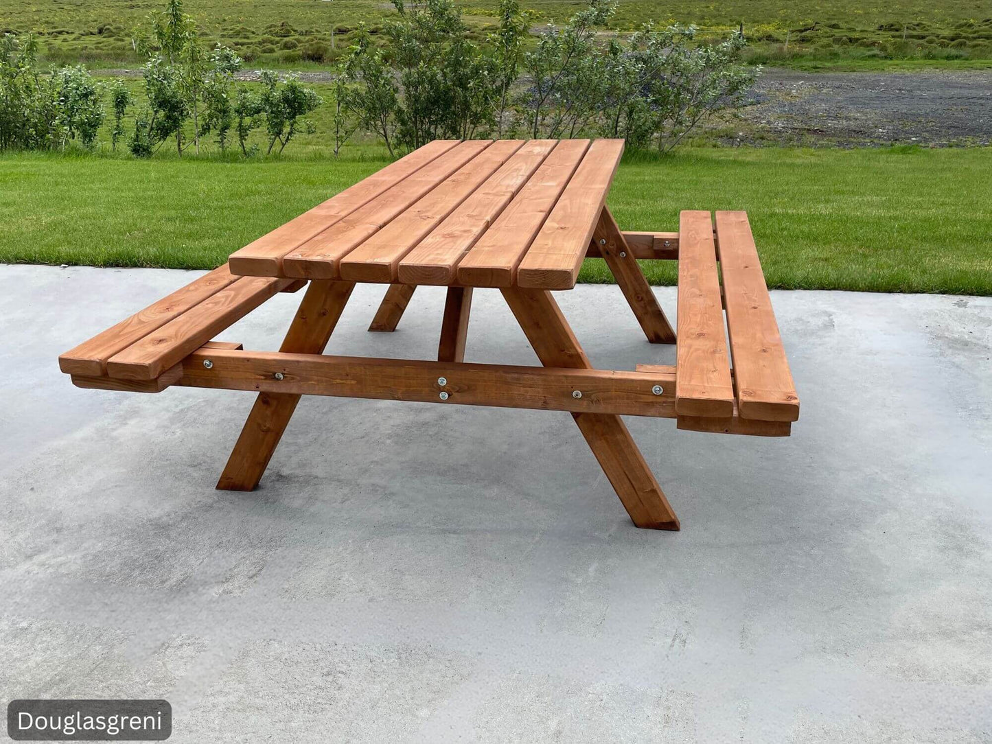 Þórir borðbekkur úr Douglasgreni – einföld og traust smíði sem fýkur ekki og þarfnast lítils viðhalds.