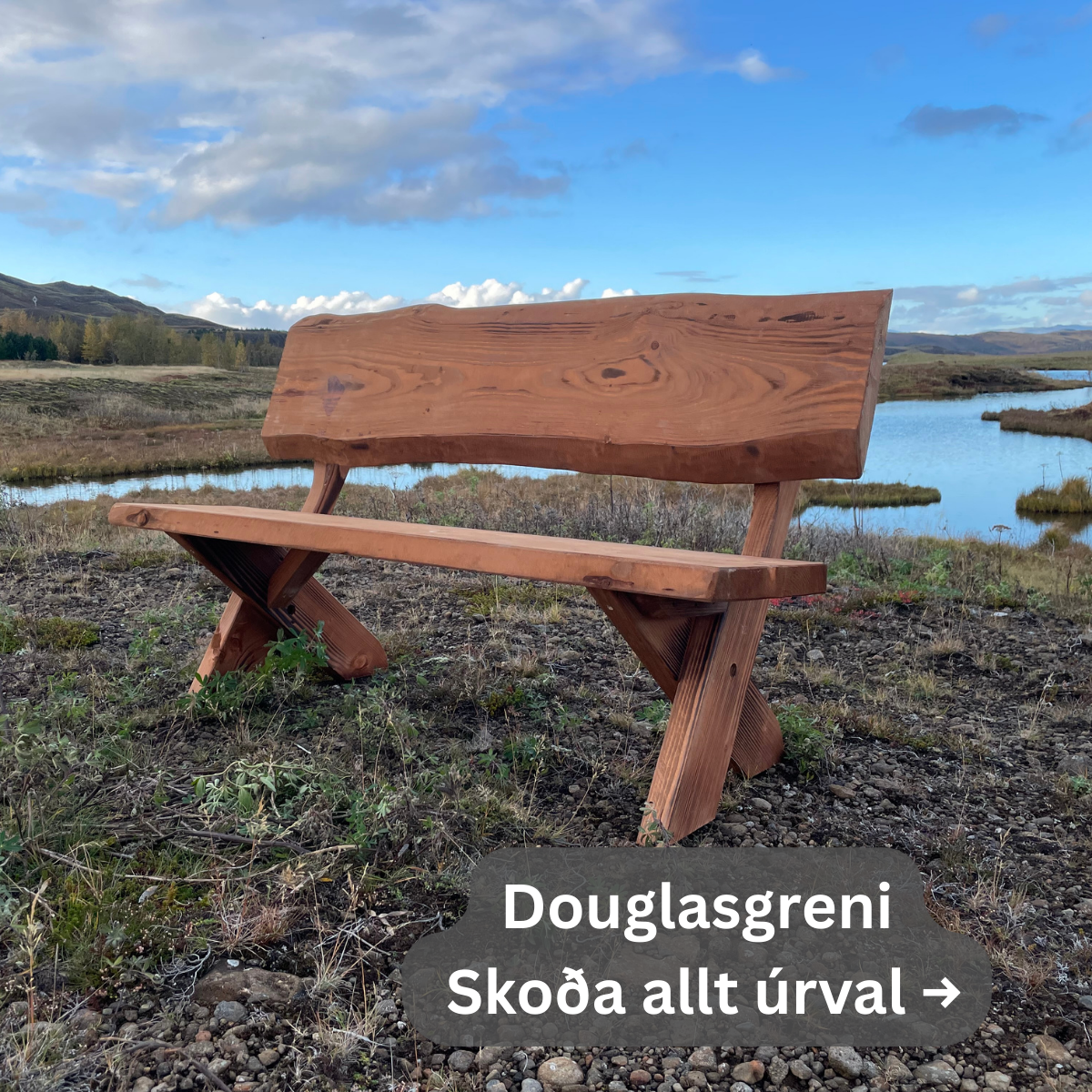 Garðbekkur úr Douglasgreni á möl við vatn í íslenskri náttúru – handsmíðaður útibekkur úr harðviði sem þolir íslenskt veður.