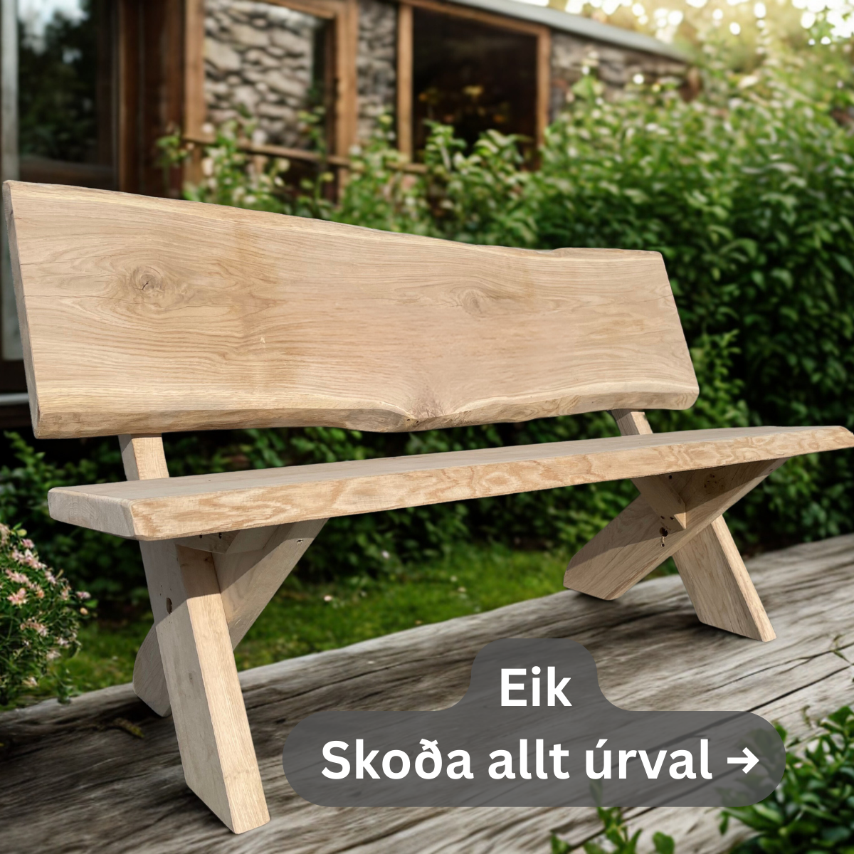 Garðbekkur úr ljósri eik á fallegum palli við sumarhús í íslenskri náttúru – handsmíðaður útibekkur úr harðviði sem þolir íslenskt veður.