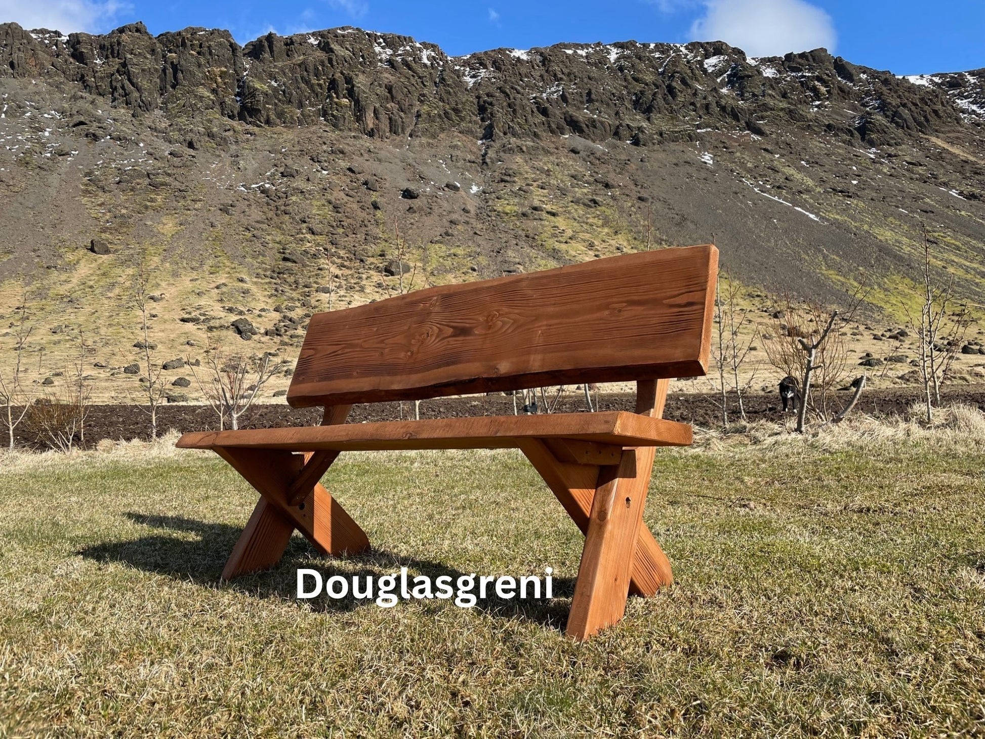 Útibekkur með krossfótum úr Douglasgreni í rauðbrúnum tónum – Glúmur frá Lyngur.is, vandað norrænt útihúsgagn smíðað í Danmörku fyrir íslenskt veður og opin svæði.