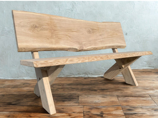 Glúmur garðbekkur úr ljósri eik með krossfótum, handsmíðaður í Danmörku úr eðalvið sem endist árum saman.