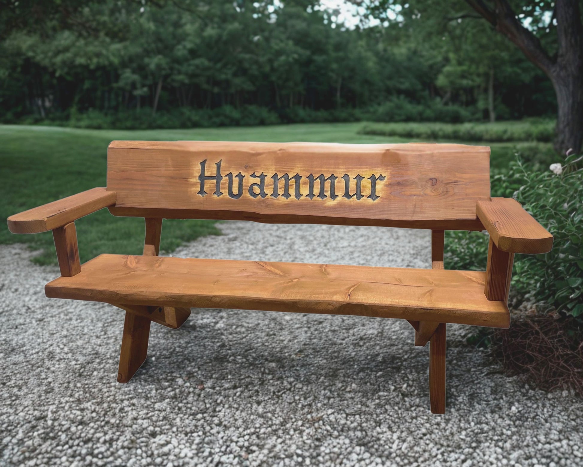 Glúmur garðbekkur með örmum og úr Douglasgreni – smíðaður úr þykkum plönkum og merktur. Bak og seta með náttúrulegri viðaráferð.