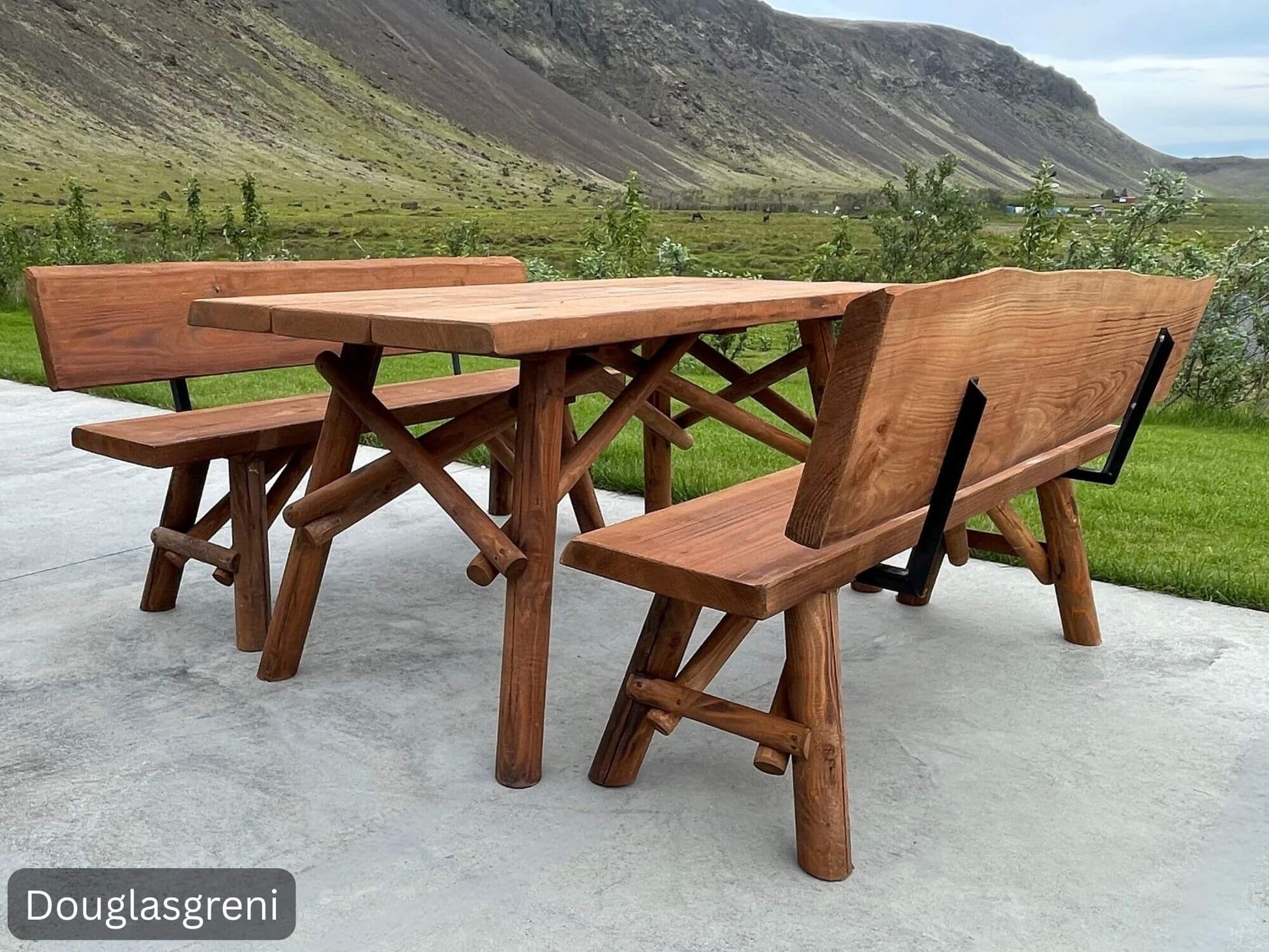 Garðsett Ásdís úr Douglas harðviði – útiborð og bekkir í skandinavískum stíl, handsmíðuð og sterk útihúsgögn fyrir íslenskar aðstæður.