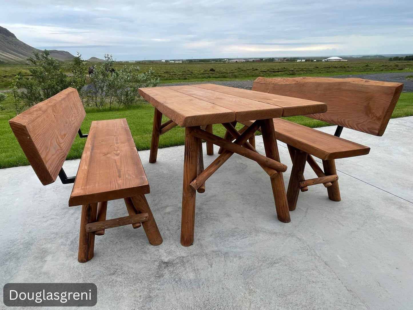 Nærmynd af Ásdísi garðsetti úr Douglasgreni – falleg smíð, þykkir plankar og náttúrulegur litur viðarins.