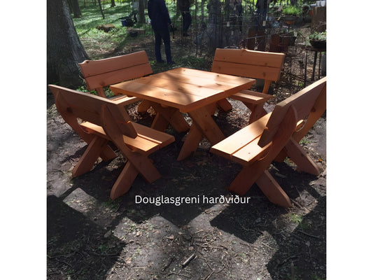 Bolli útihúsgögn úr Douglasgreni – ferkantað borð og fjórir bekkir með náttúrulegum köntum og krossfótum. Handsmíðuð og sterk útihúsgögn sem fýkur ekki og endast árum saman við íslenskar aðstæður.