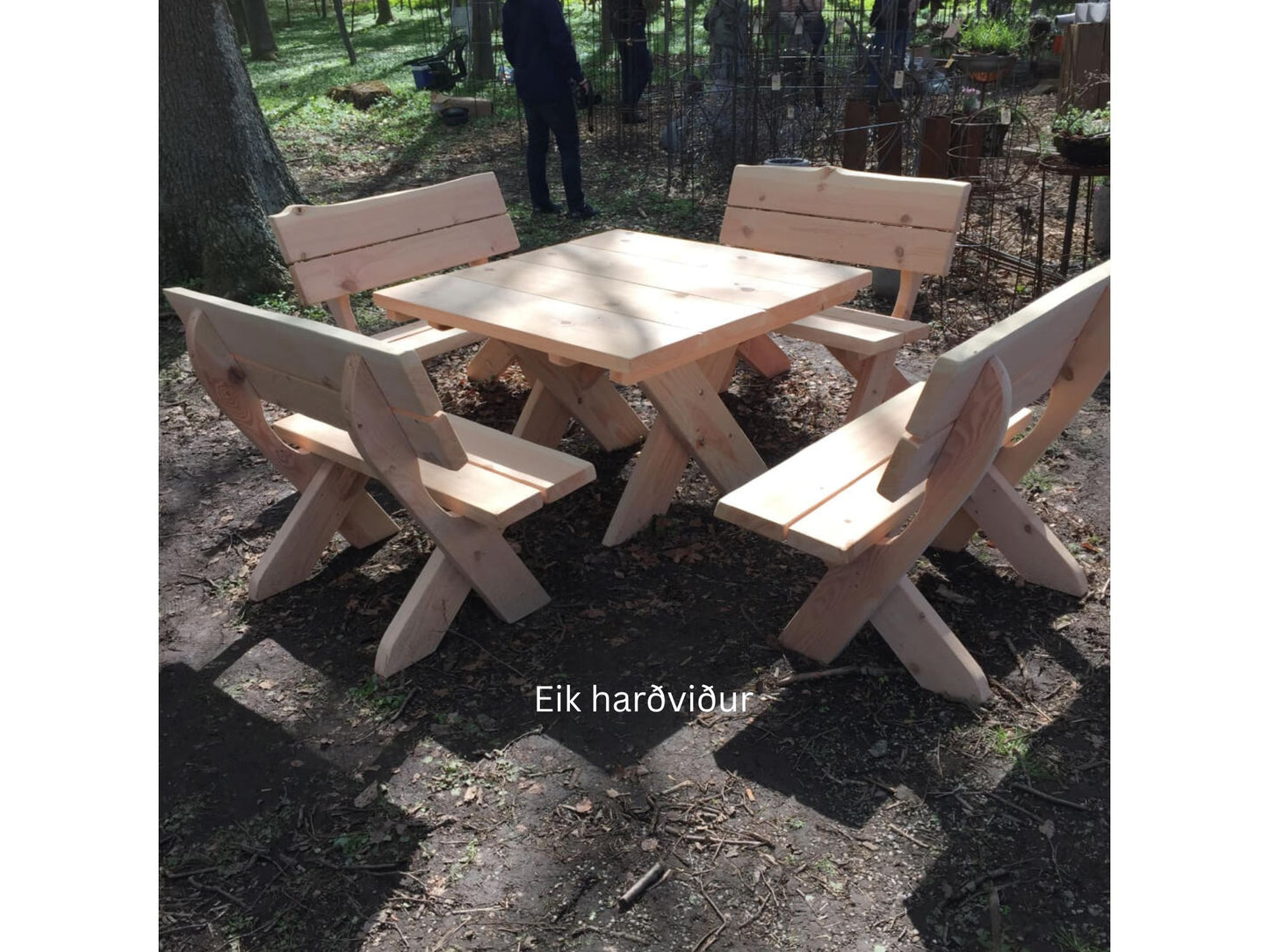 Bolli garðhúsgögn úr ljósri eik – ferkantað borð og fjórir bekkir með náttúrulegum köntum og krossfótum. Falleg og stöðug útihúsgögn í norrænum stíl sem endast árum saman við íslenskar aðstæður.