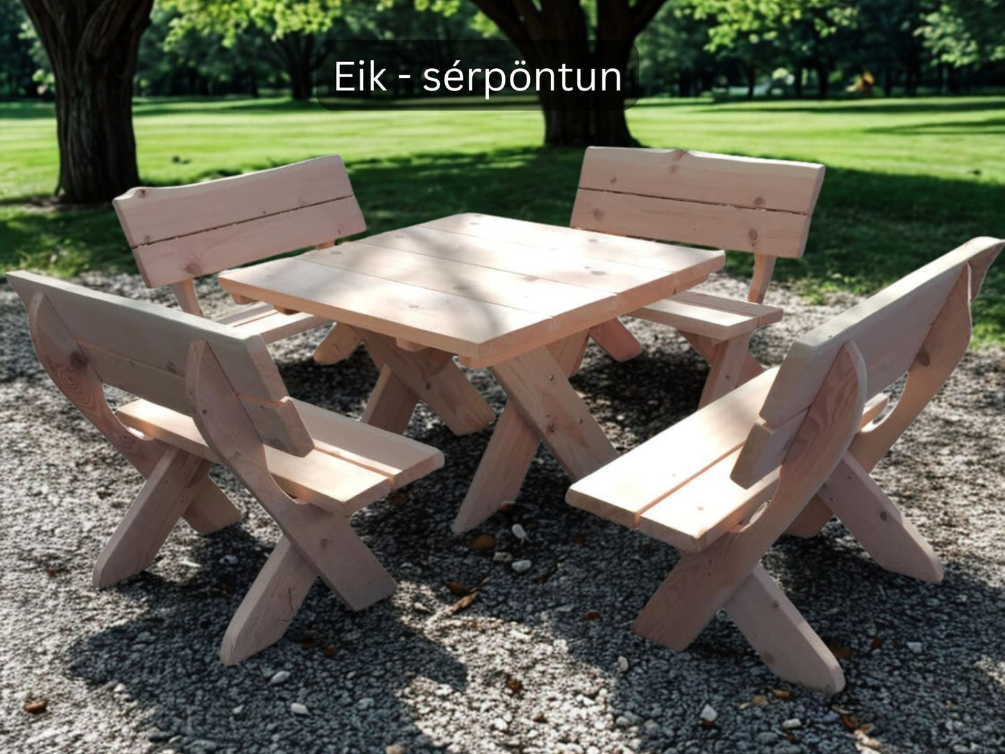 Garðsett 8 manna úr eik með borði og bekkjum á möl með trjám í bakgrunni. Auðvelt aðgengi
