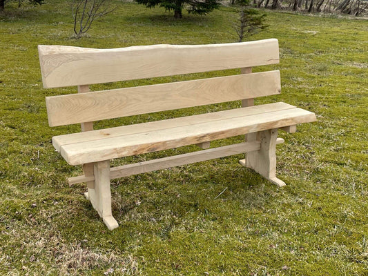 Fallegur útibekkur úr eik í grænum lundi- fallegur og náttúrulegur útibekkur. Sterkur og stöðugur fyrir íslenskar aðstæður. Smíðaður á íslandi að hluta.