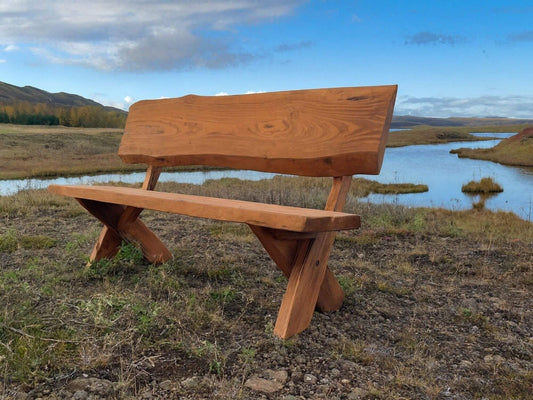 Glúmur garðbekkur úr Douglas harðviði með krossfótum – sterkur og slitsterkur bekkur í norrænum stíl, hannaður fyrir íslenskt veður.