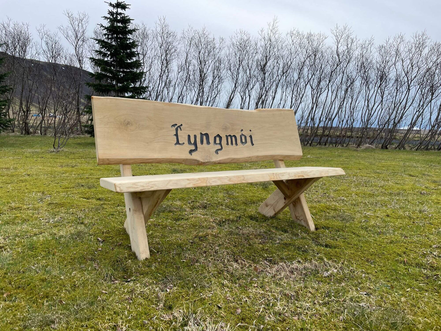 Eikarbekkur með grafna áletrun „Lyngmói“, klassísk hönnun og náttúrulegur litur úr evrópskum eikarvið.