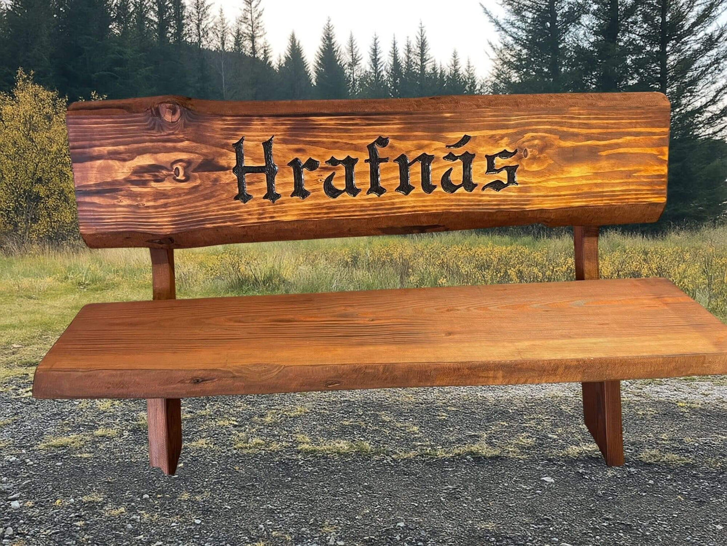 Trébekkur úr Douglas harðviði með áletrun „Hrafnás“, fallegur og endingargóður garðbekkur úr eðalvið.