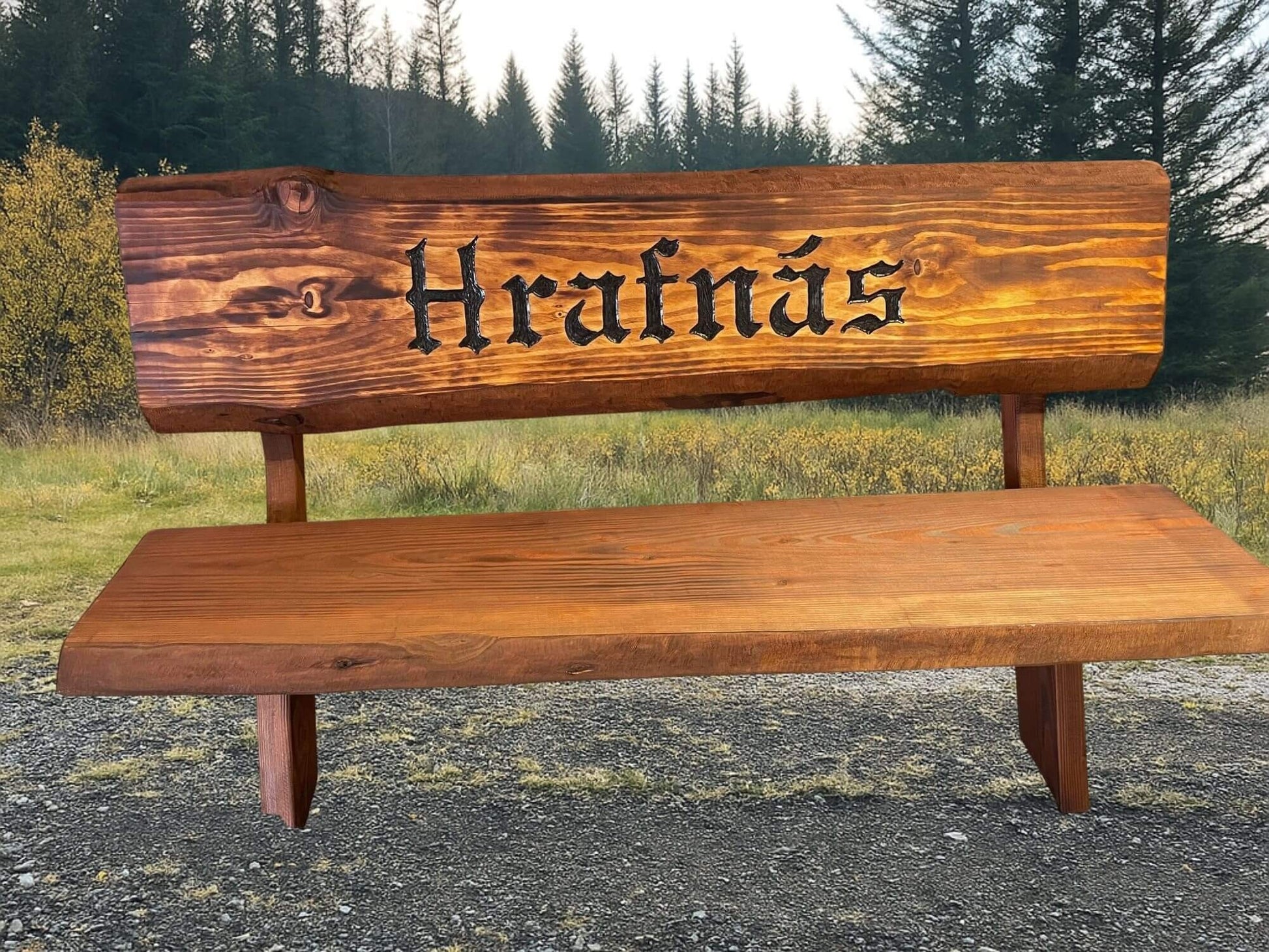 Trébekkur úr Douglas harðviði með áletrun „Hrafnás“, fallegur og endingargóður garðbekkur úr eðalvið.