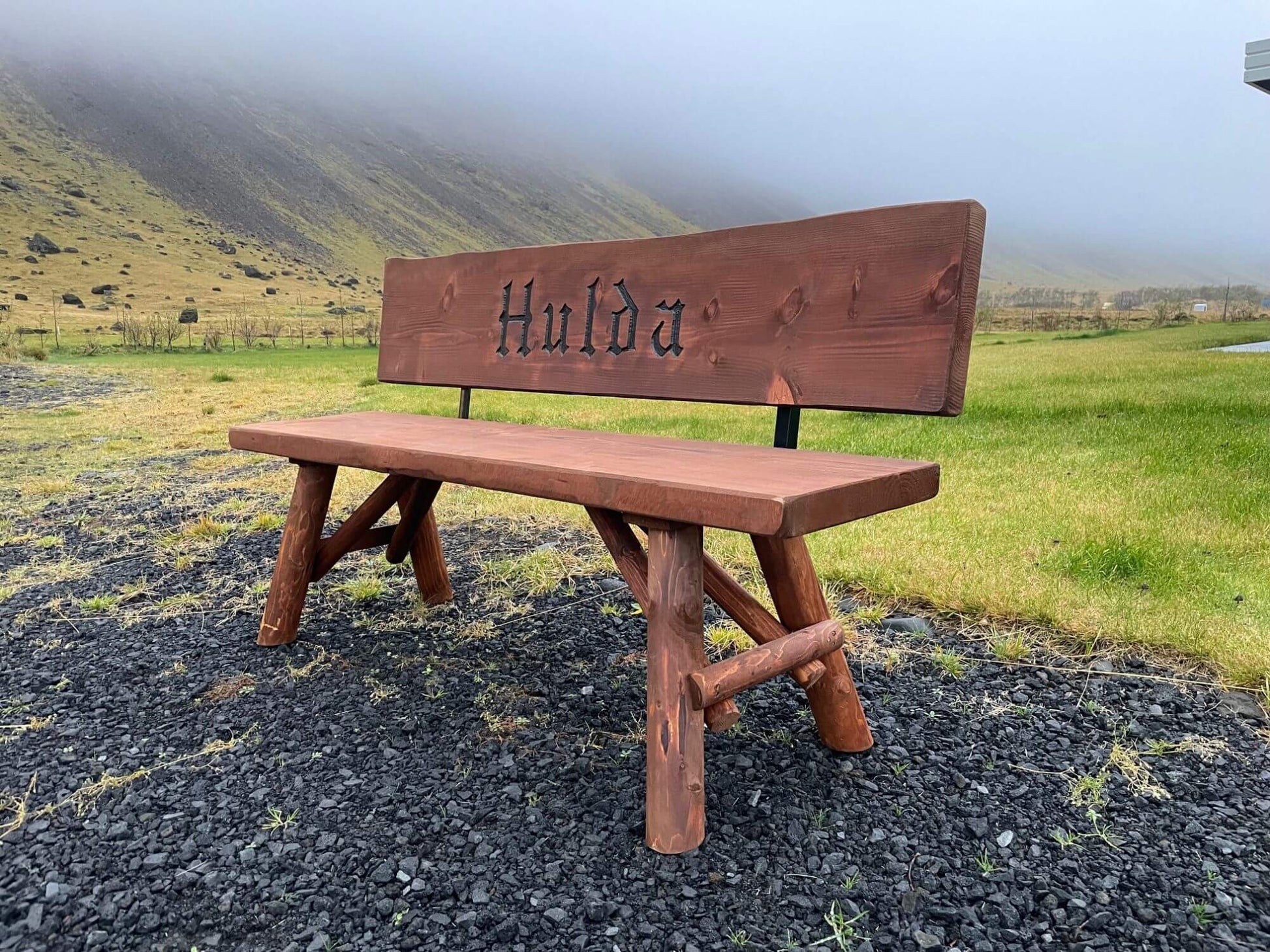 Hliðarútsýni af merktum Óðinn garðbekk úr Douglasgreni, sýnir þykkar planka og norrænan stíl.