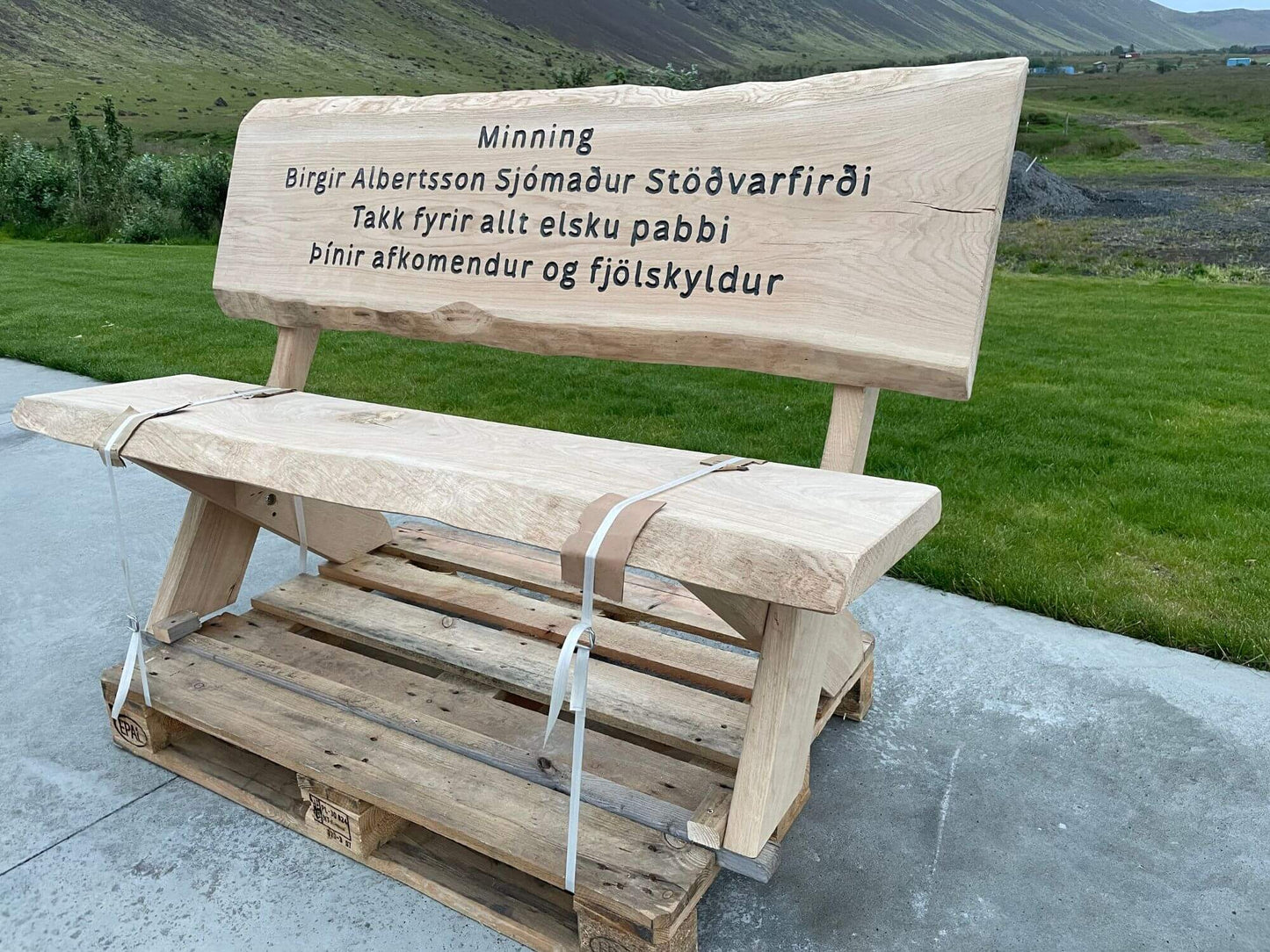 Fallegur trébekkur úr eik með áletrun til minningar um Birgir Albertsson, frá afkomendum og fjölskyldum.