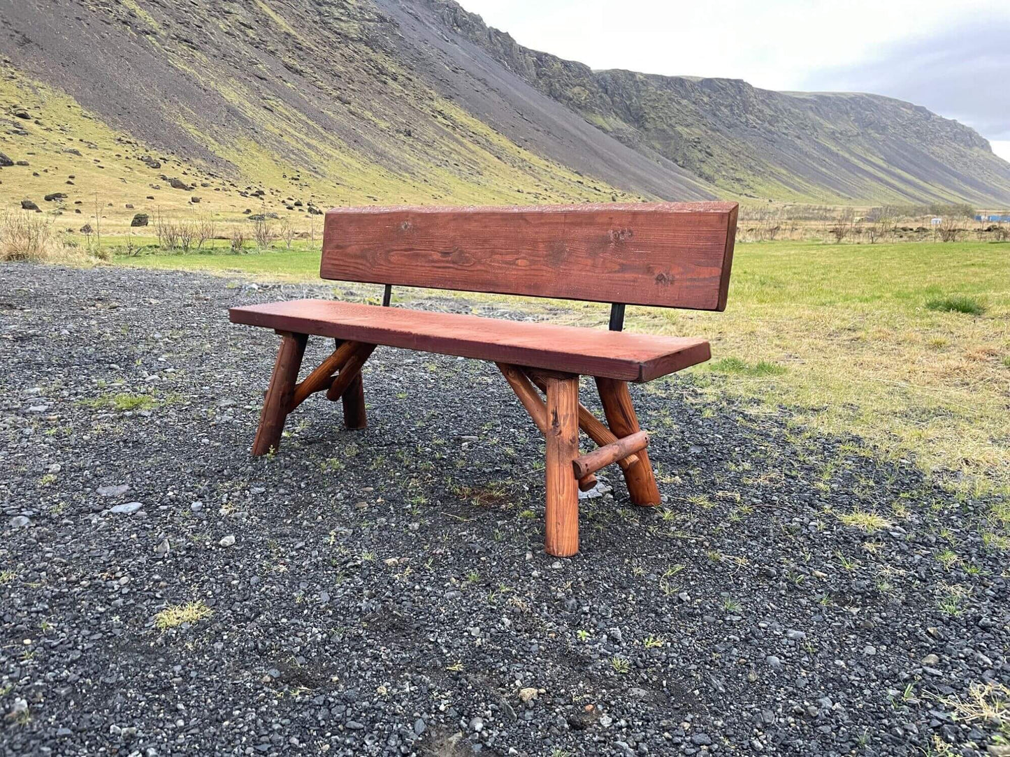 Freyr garðbekkur úr Douglasgreni í náttúrulegu umhverfi, endingargóður bekkur fyrir íslenskt veðurfar.