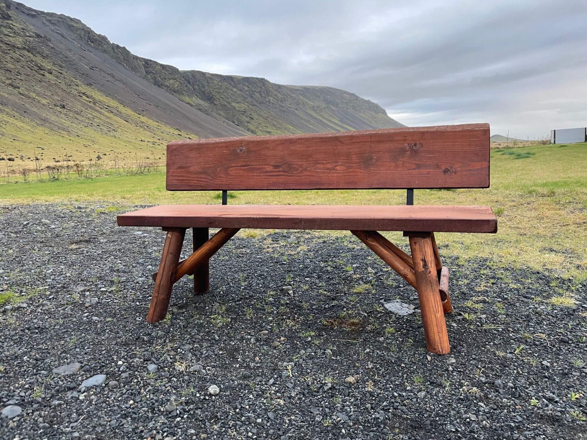 Óðinn útibekkur úr Douglasgreni með krossfótum, sterkur og slitsterkur útibekkur handsmíðaður í Danmörku