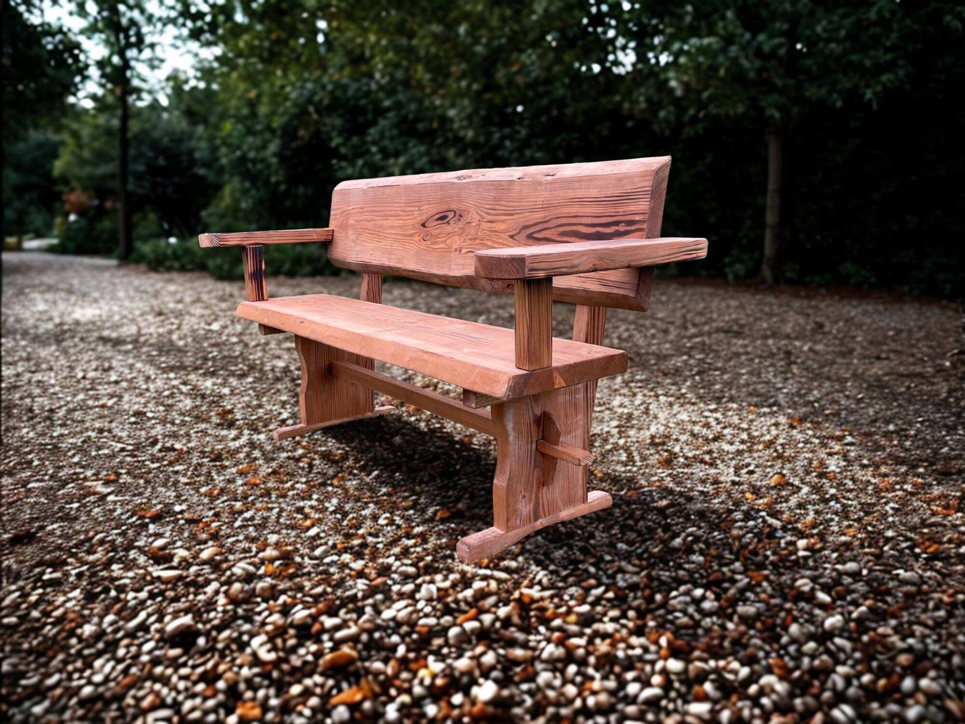 Útibekkur með örmum úr Douglas harðviði, fallegur trébekkur sem þolir íslenskt veður og þarfnast ekki innigeymslu.