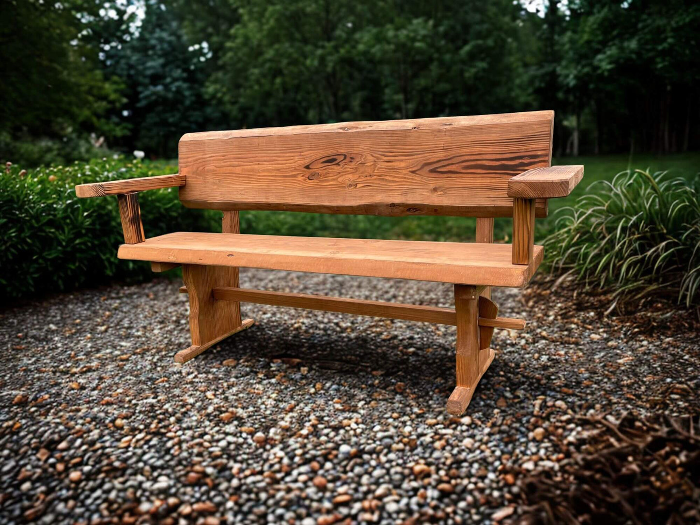 Garðbekkur með örmum úr Douglasgreni á malarstíg, slitsterkur og endingargóður bekkur fyrir garða og opin svæði.