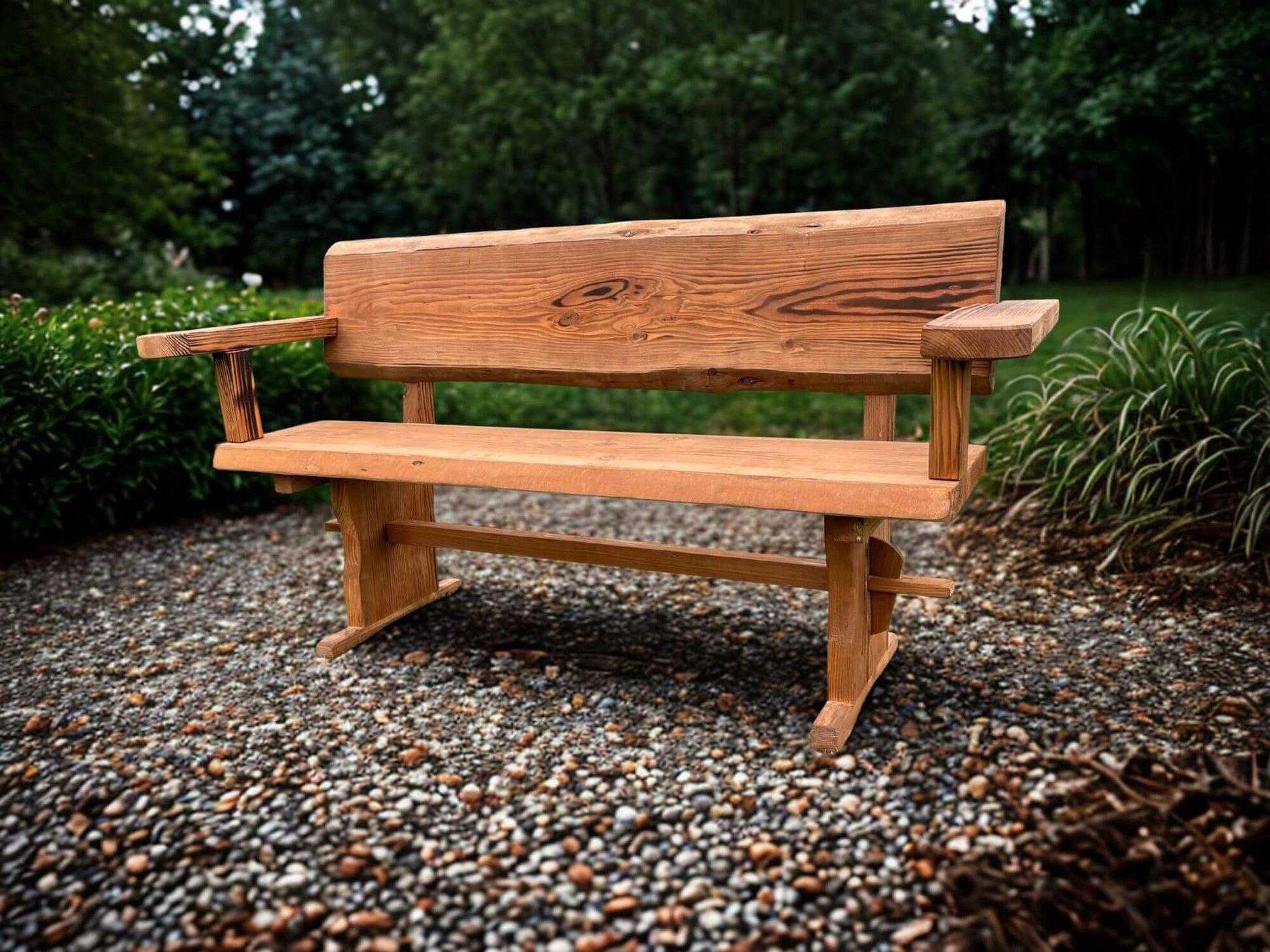 Garðbekkur með örmum úr Douglasgreni á malarstíg, slitsterkur og endingargóður bekkur fyrir garða og opin svæði.