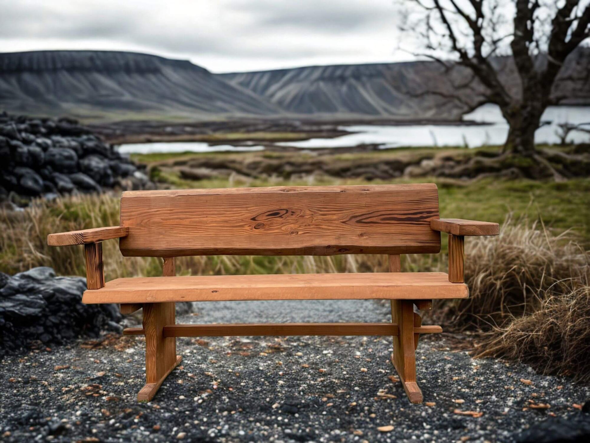 Douglas trébekkur með örmum, falleg smíði með þykkum plönkum og hreinni hönnun sem fellur að íslenskri náttúru.