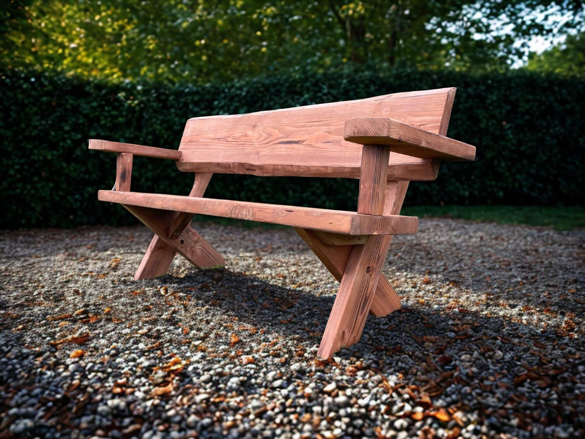Garðbekkur með örmum úr Douglasgreni, handsmíðaður úr eðalvið í skandinavískum stíl, sterkur og stöðugur útibekkur.