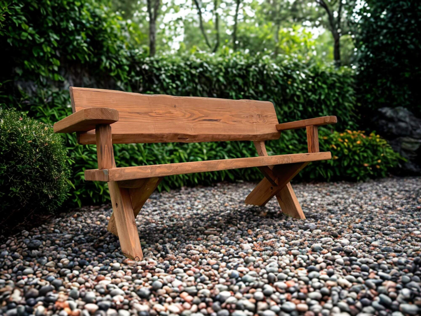 Útibekkur með örmum úr Douglasgreni, ljósbrúnn viður og skandinavísk hönnun sem sameinar styrk og fegurð.