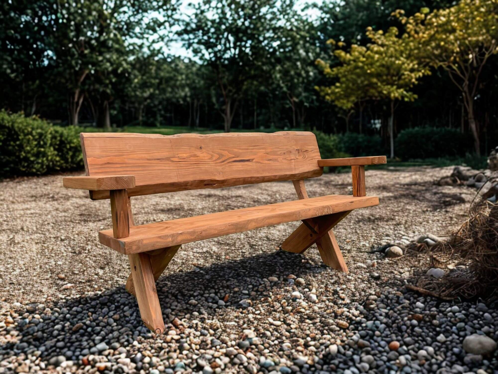 Garðbekkur með örmum úr Douglas harðviði, handsmíðaður bekkur í náttúrulegu umhverfi með klassískum krossfótum.
