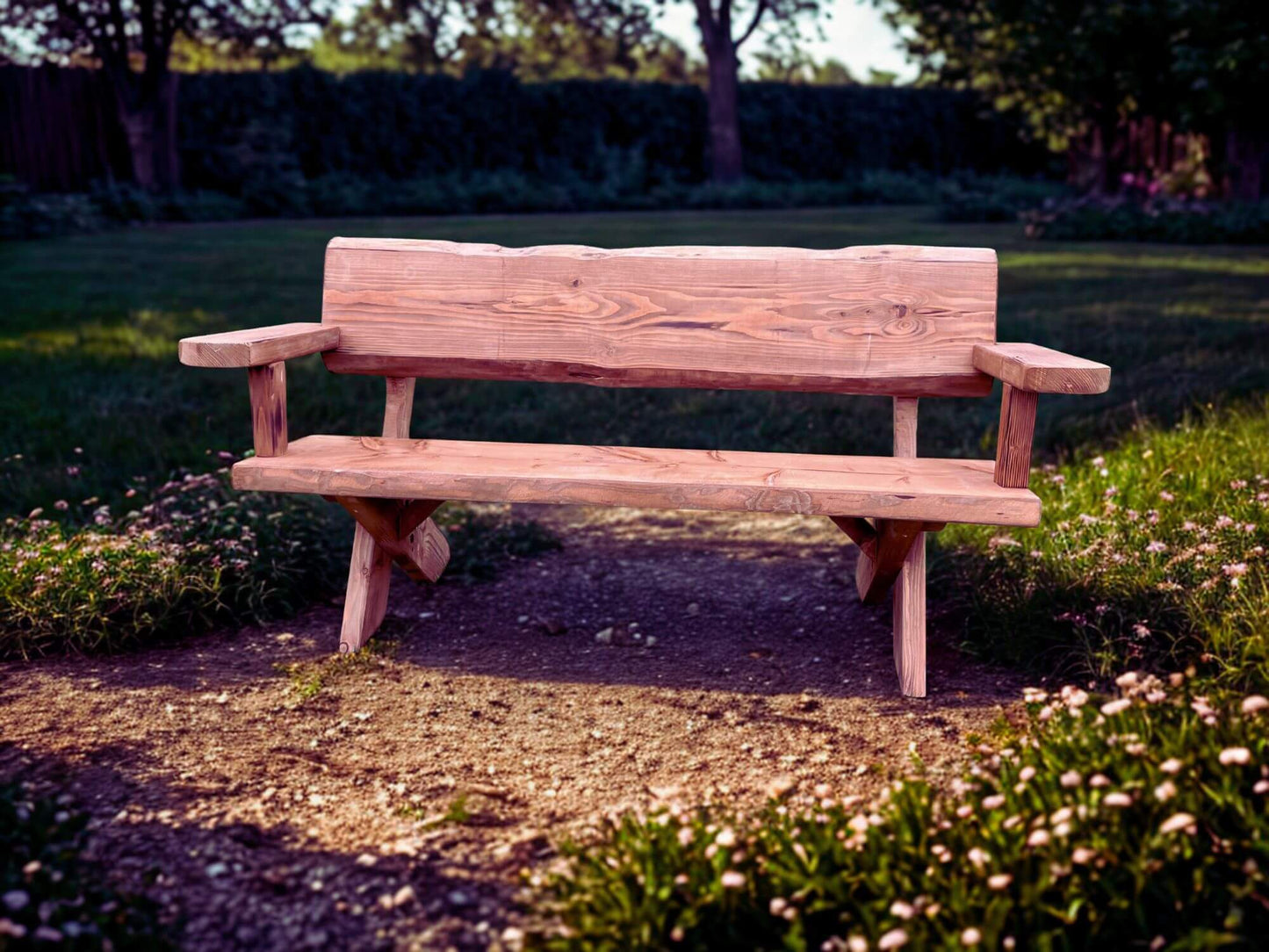 Handsmíðaður útibekkur úr Douglas harðviði með örmum og krossfótum, náttúrulegur litur og norrænt yfirbragð.