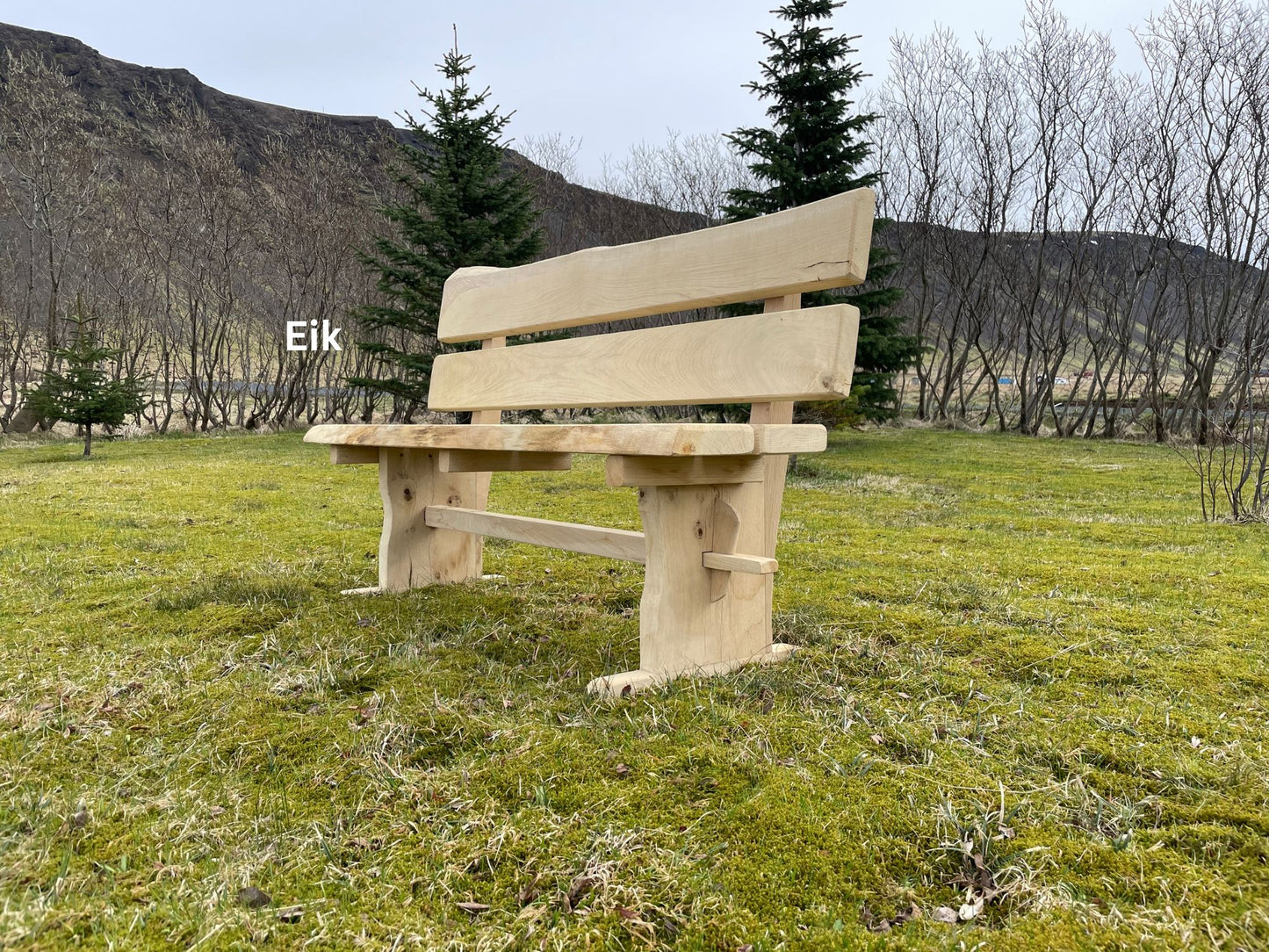 Gaflfætur bekkur úr ljósri eik – Glúmur frá útihúsgögn.is, handsmíðaður í Danmörku úr evrópskum harðviði, hannaður fyrir íslenskt veðurfar.