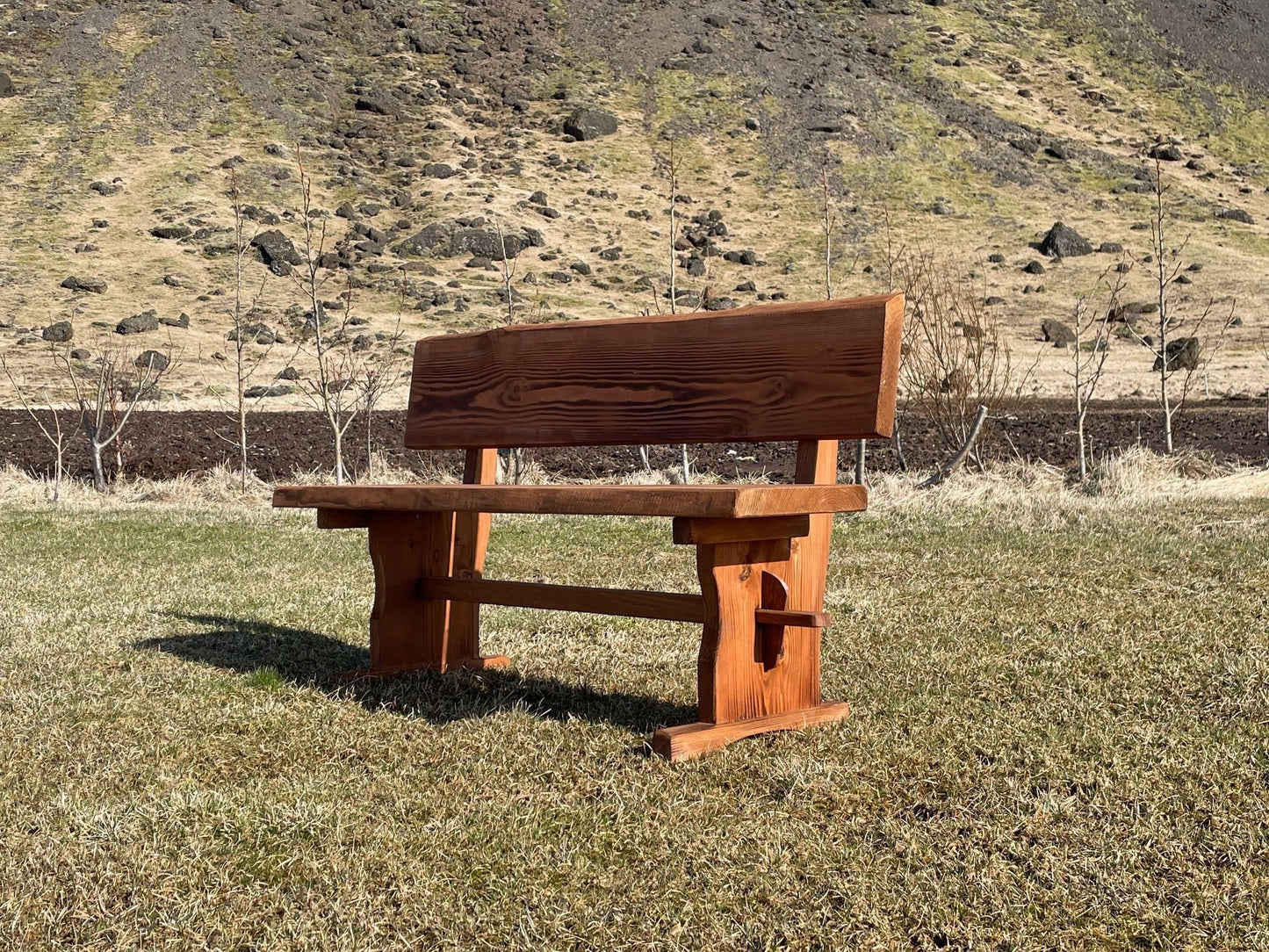 Glúmur bekkur með gaflfótum úr Douglasgreni – handsmíðaður í skandinavískum stíl fyrir íslenskt veðurfar, vetur sem sumar