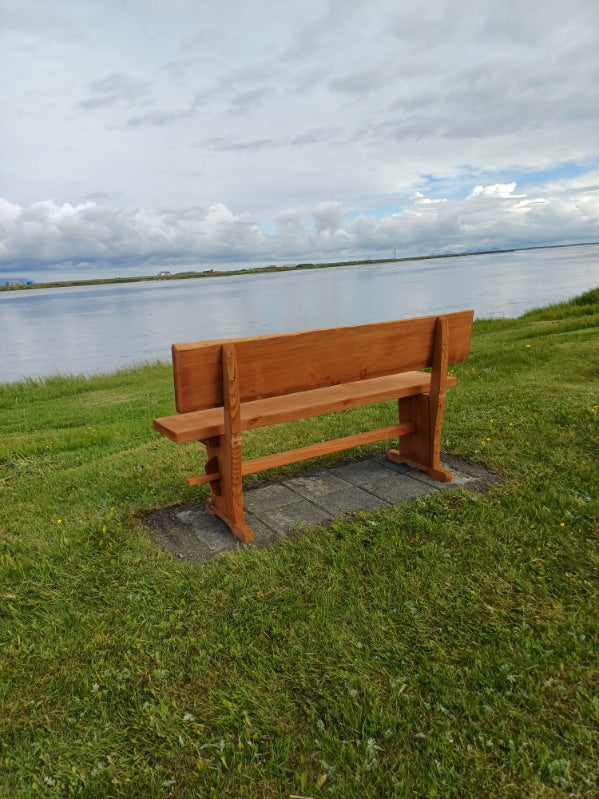 Glúmur bekkur með gaflfótum úr Douglasgreni – handsmíðaður í skandinavískum stíl fyrir íslenskt veðurfar, vetur sem sumar