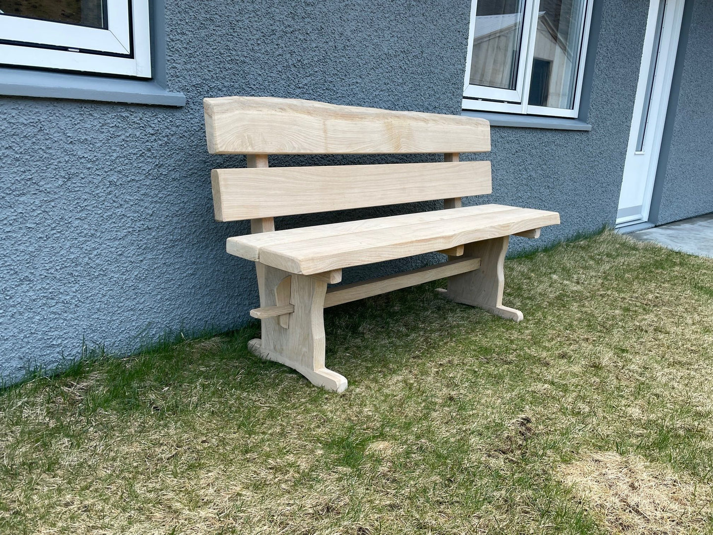 Gaflfætur bekkur úr ljósri eik – Glúmur frá Lyngur.is, handsmíðaður í Danmörku úr skandinavískum harðviði, hannaður fyrir íslenskt útivistarlíf.