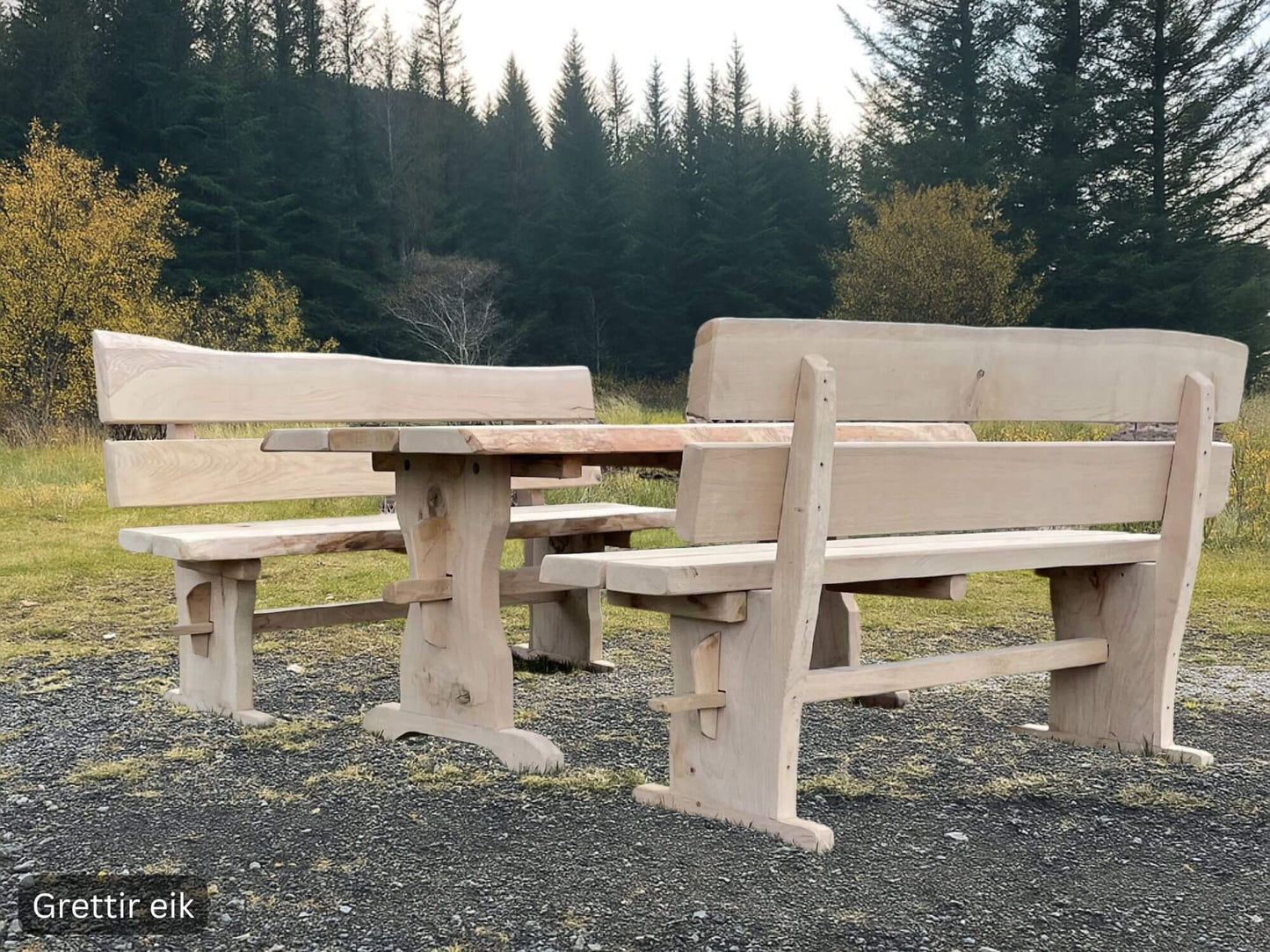 Skandinavísk útihúsgögn úr eik – Grettir borð og bekkir í náttúrulegum lit