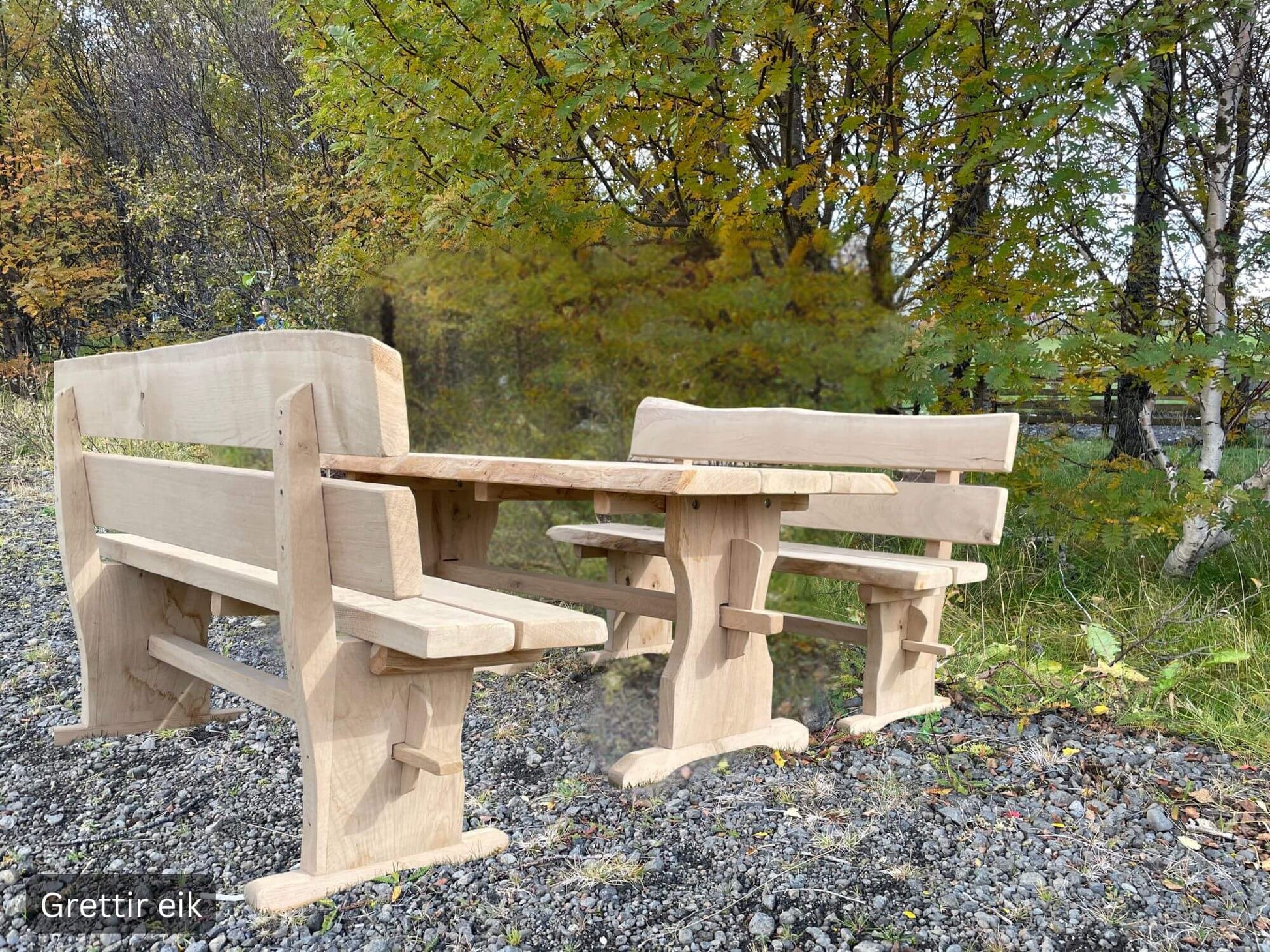 Skandinavísk útihúsgögn úr eik – Grettir borð og bekkir í náttúrulegum lit