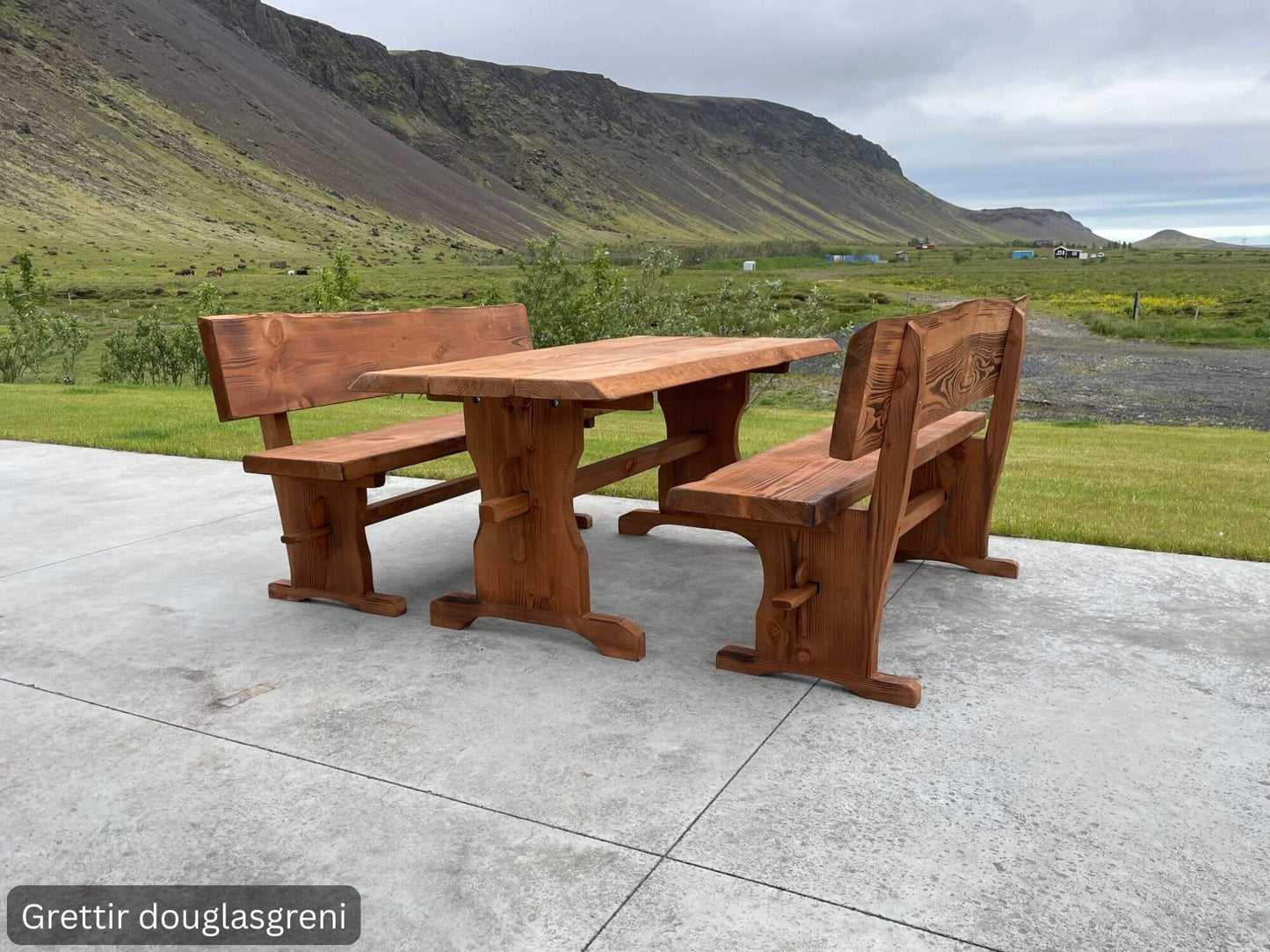 Fallegt garðsett úr Douglasgreni með breiðum plönkum og fallegum viðarárum