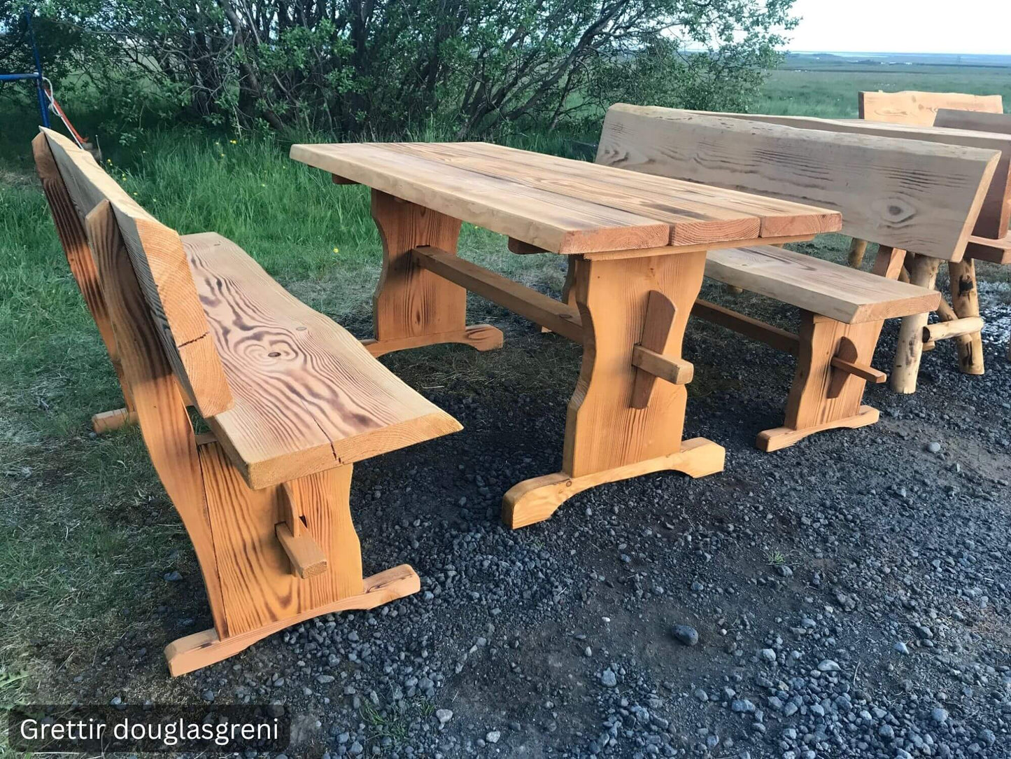 Grettir borð og bekkir úr Douglas viði – skandinavísk hönnun sem þolir íslenskt veður allt árið