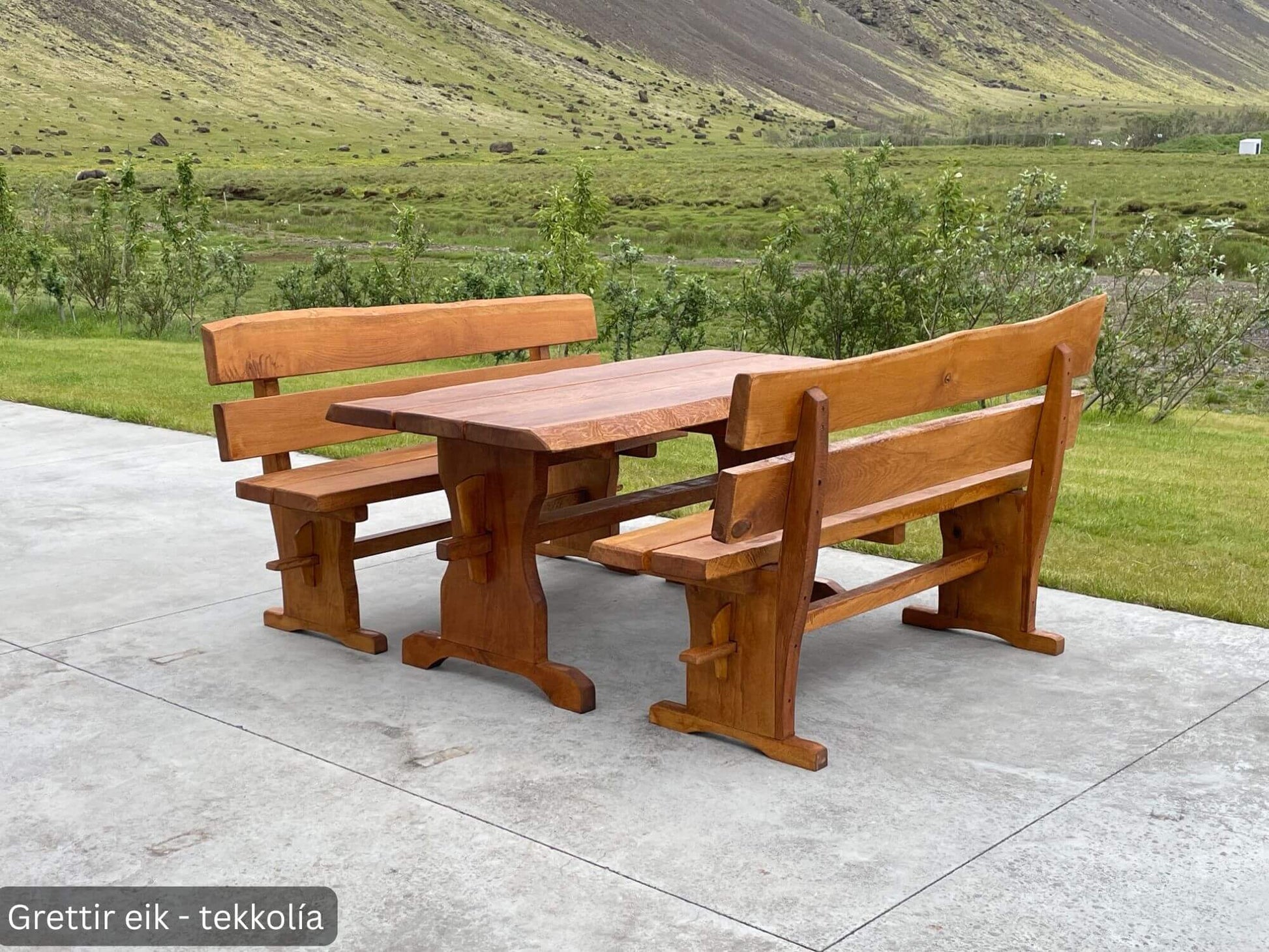 Grettir olíuborinn með tekk olíu, borð og bekkir úr eik – þykkir plankar og vönduð smíði. Endist árum saman