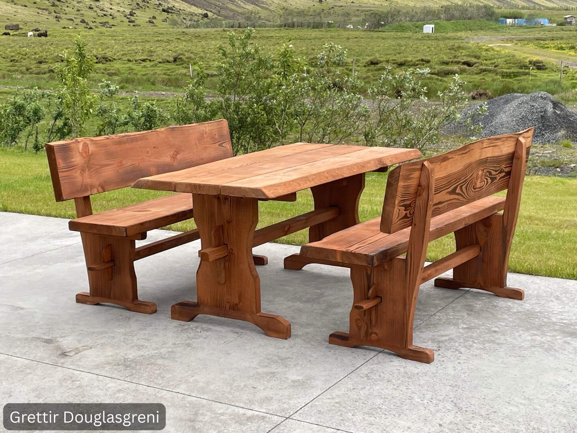 Sterk útihúsgögn úr Douglasgreni – borð og tveir bekkir með baki