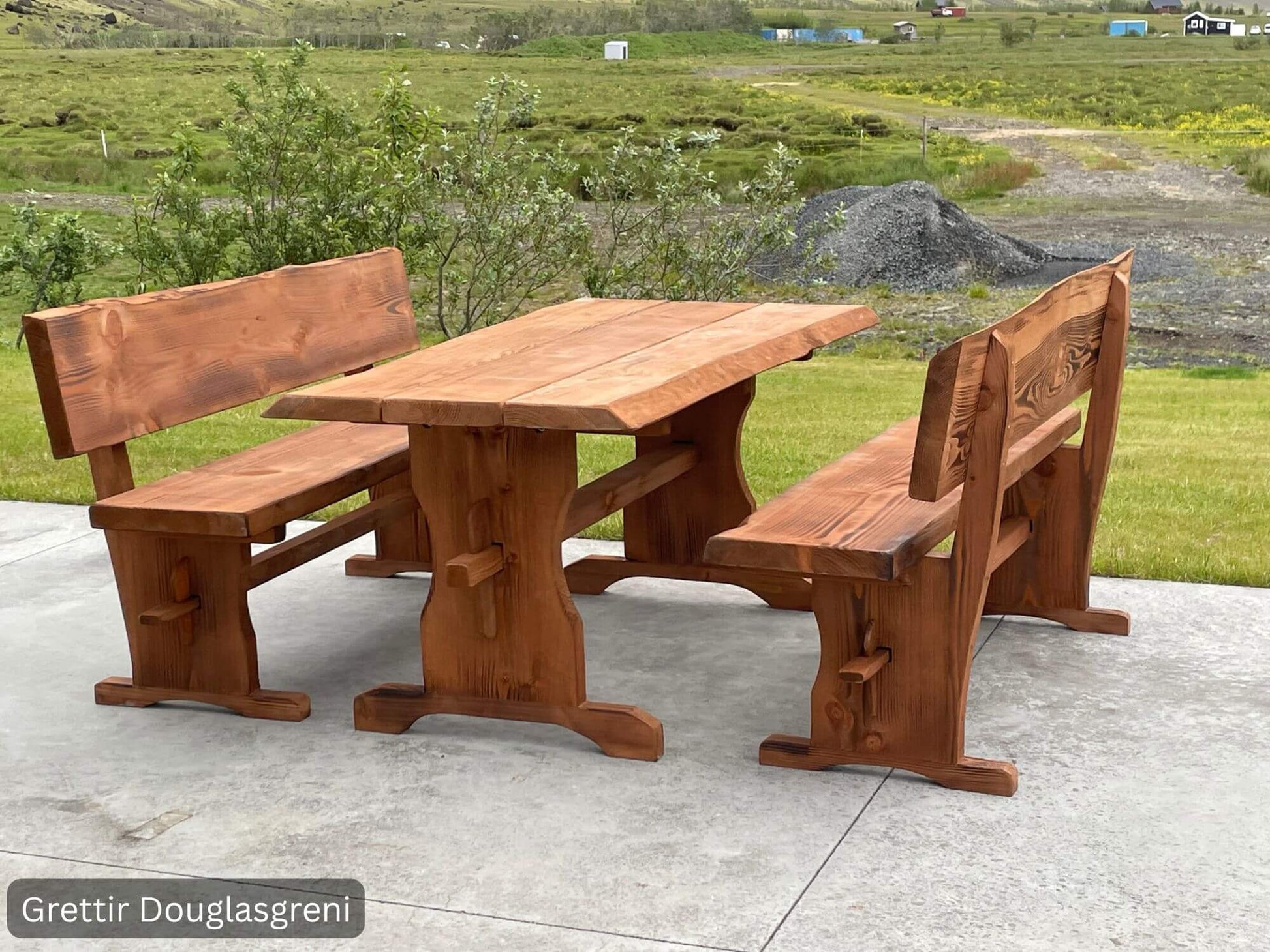 Útihúsgögn úr Douglasgreni – Grettir borð og bekkir í náttúrulegu umhverfi
