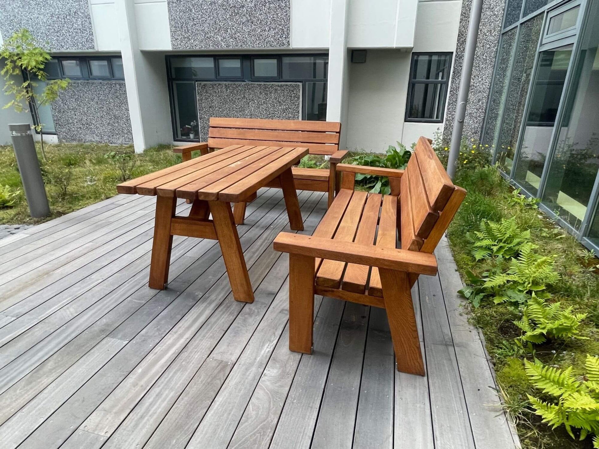 Handsmíðuð útihúsgögn úr Douglasgreni – borð og bekkir með baki og örmum, norrænn stíll.