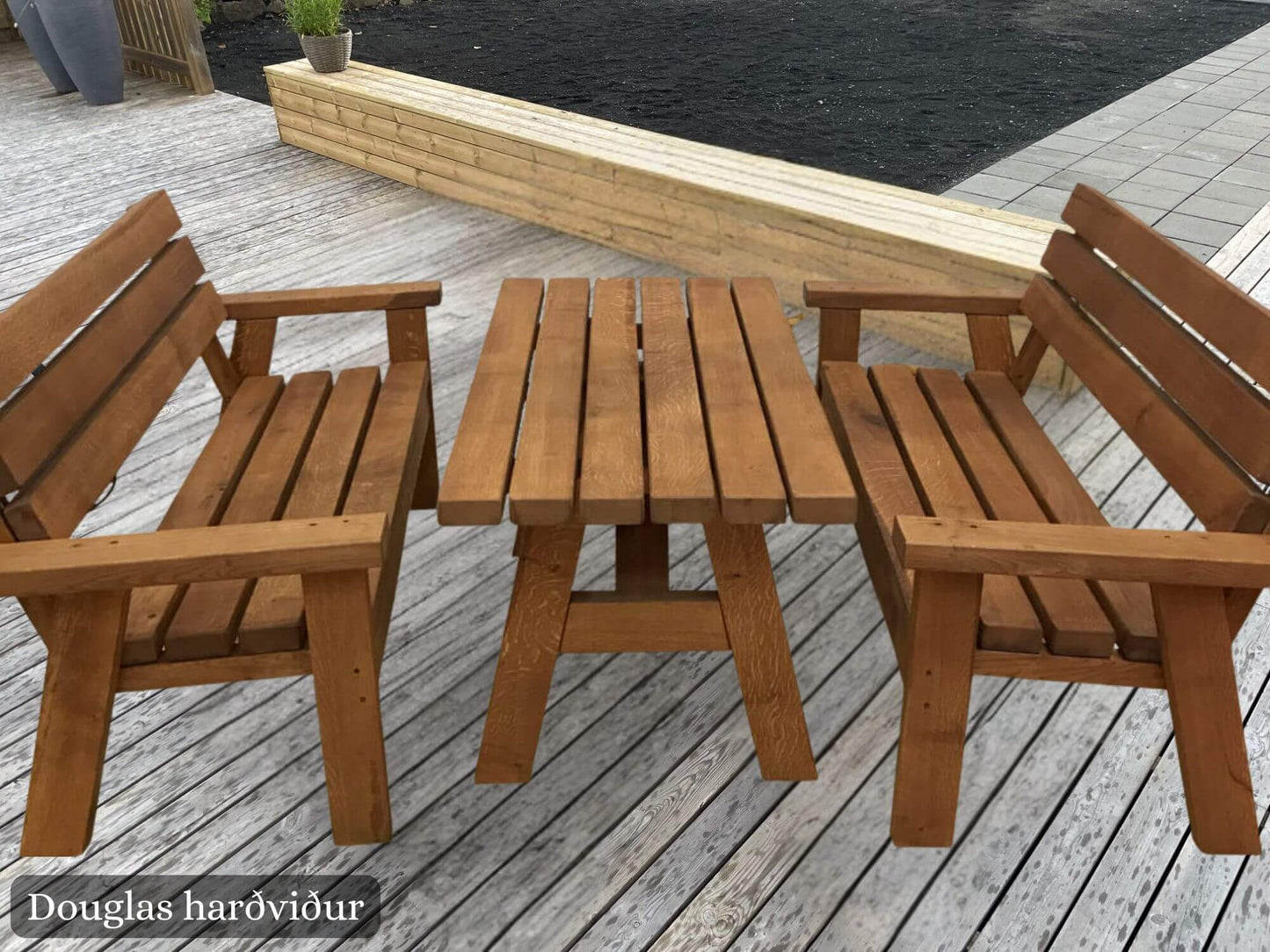 Útihúsgögn úr Douglasgreni – borð og bekkir, þykkir plankar og náttúrulegt yfirbragð.