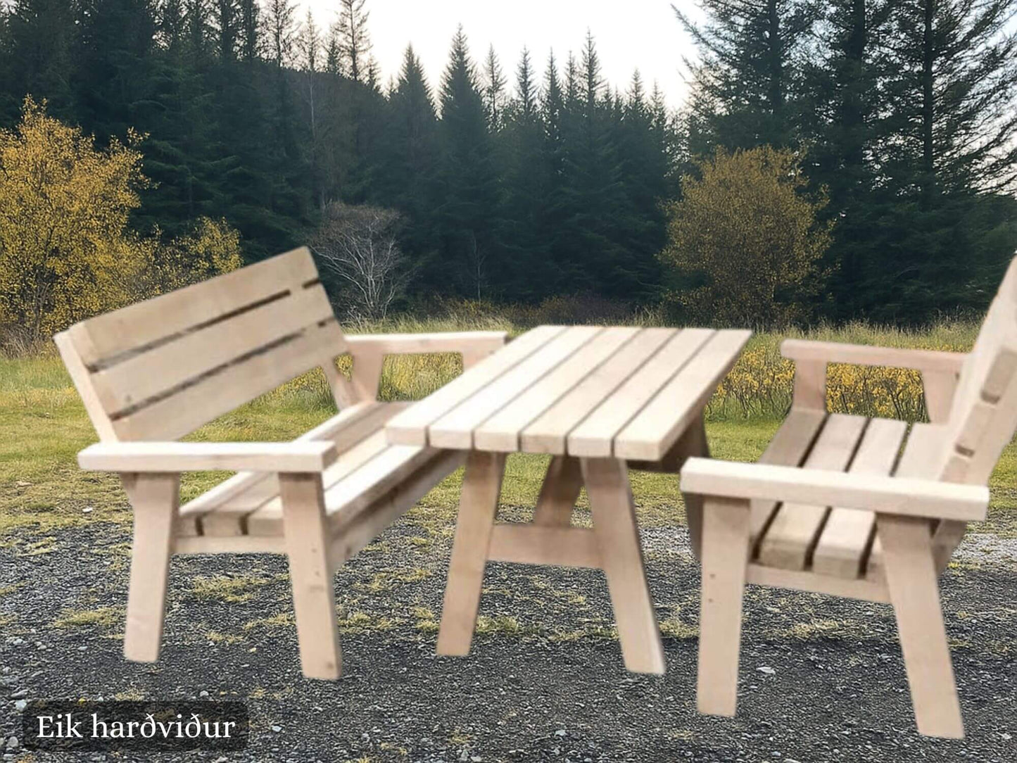 Guðrún Ósvífrsdóttir í ljósri eik – útiborð og bekkir með sléttu, hefluðu yfirliti á verönd.