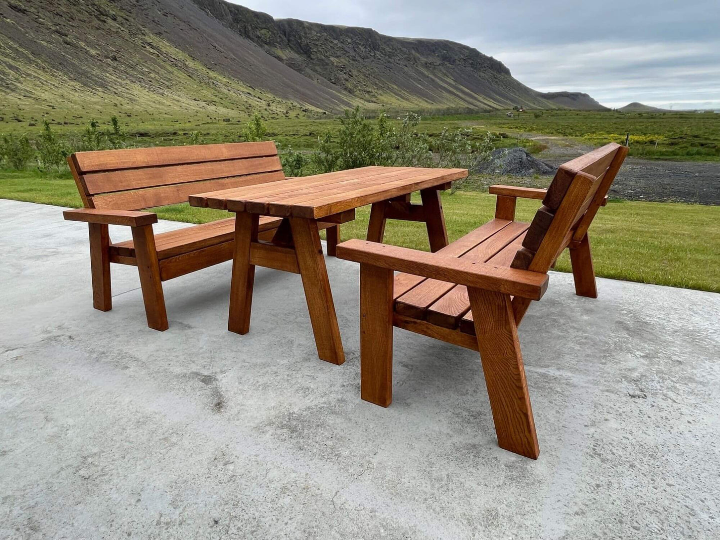 Guðrún Ósvífrsdóttir te og kaffi – sterkt borð og bekkir úr Douglasgreni sem fýkur ekki auðveldlega.