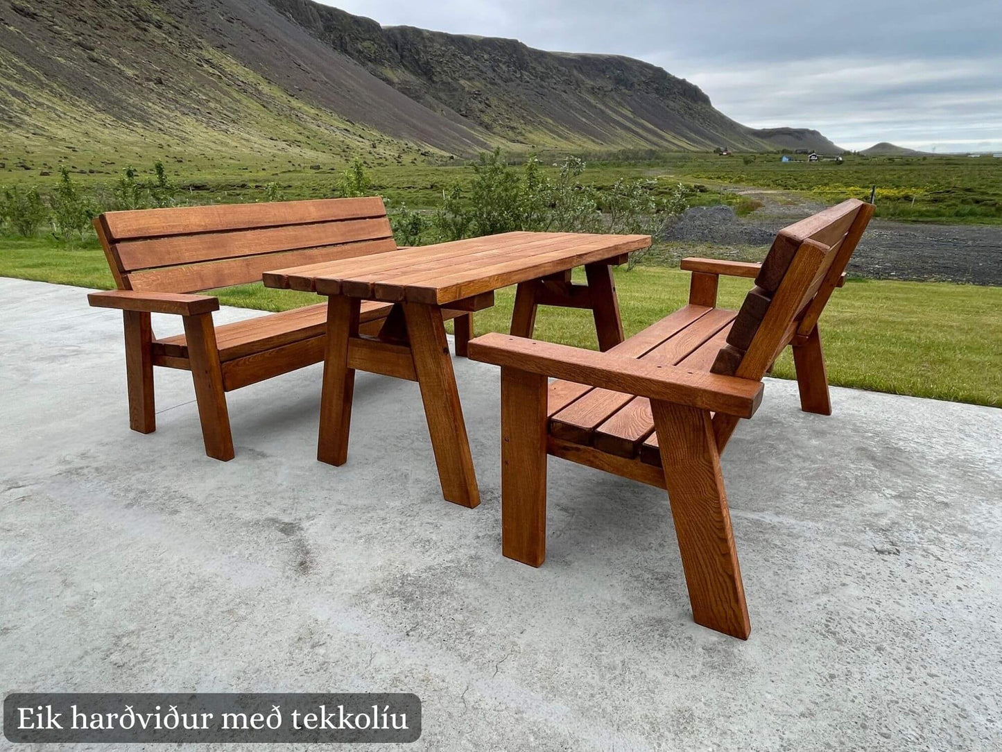 Eikarútihúsgögn – Guðrún Ósvífrsdóttir borð og bekkir, handsmíðað og endingargott.