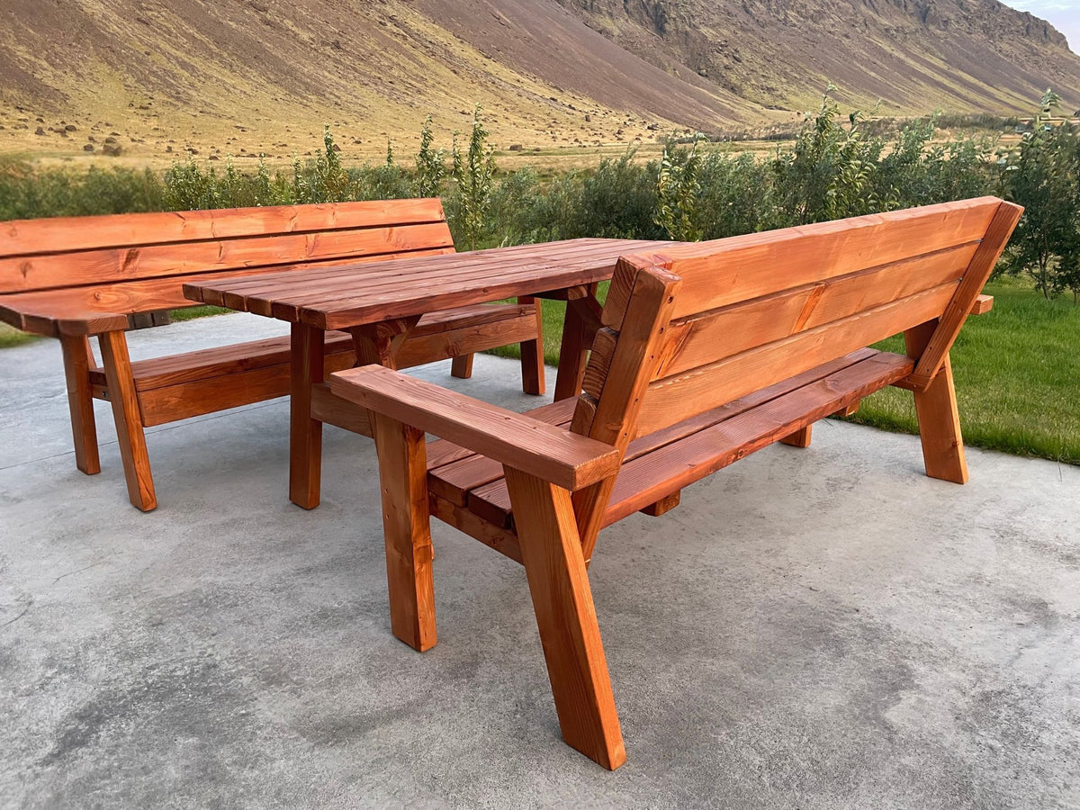 Handsmíðuð útihúsgögn úr Douglasgreni – borð og bekkir með baki og örmum, fellegur stíll.